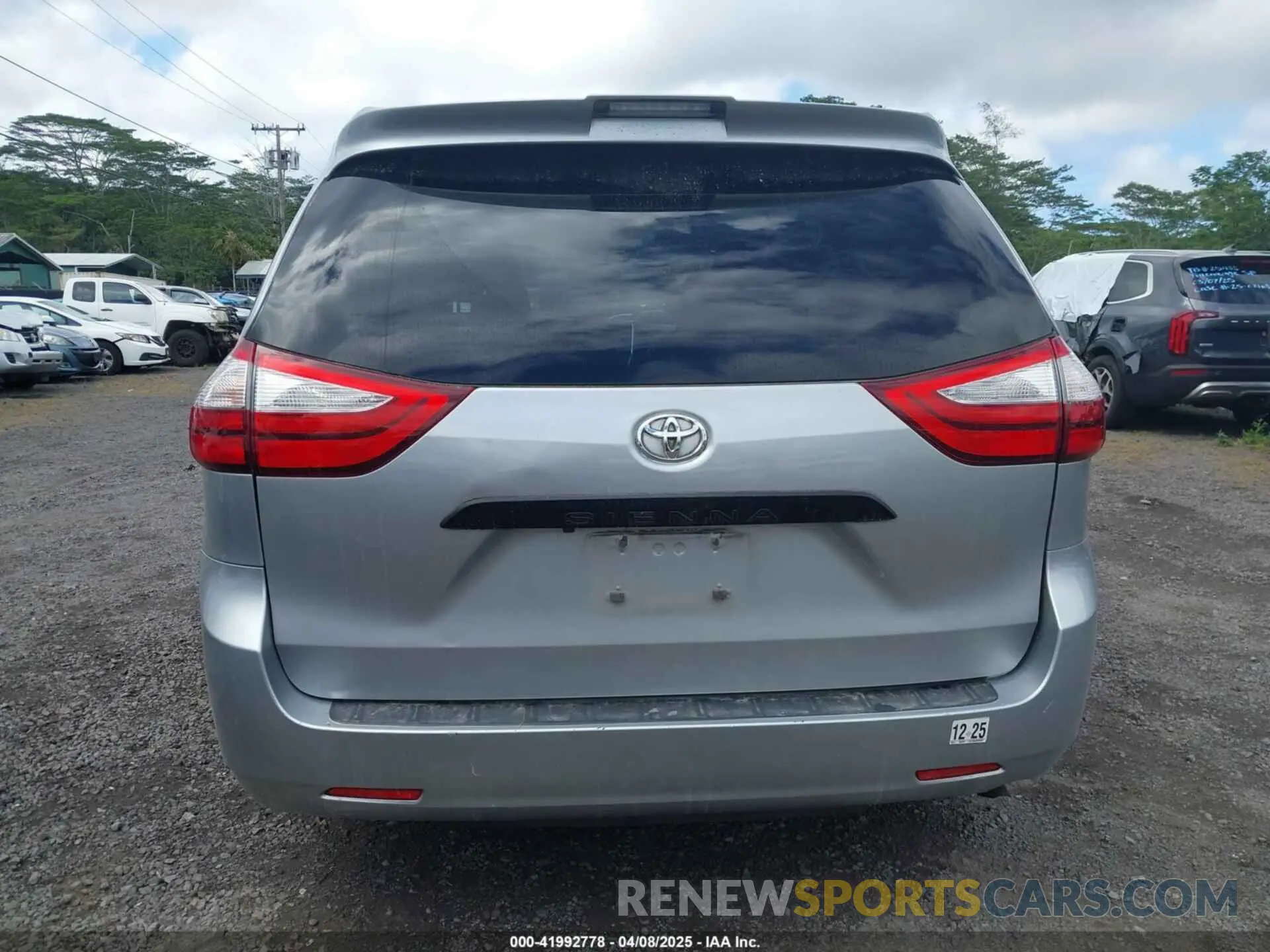 16 Photograph of a damaged car 5TDZZ3DC2KS005851 TOYOTA SIENNA 2019