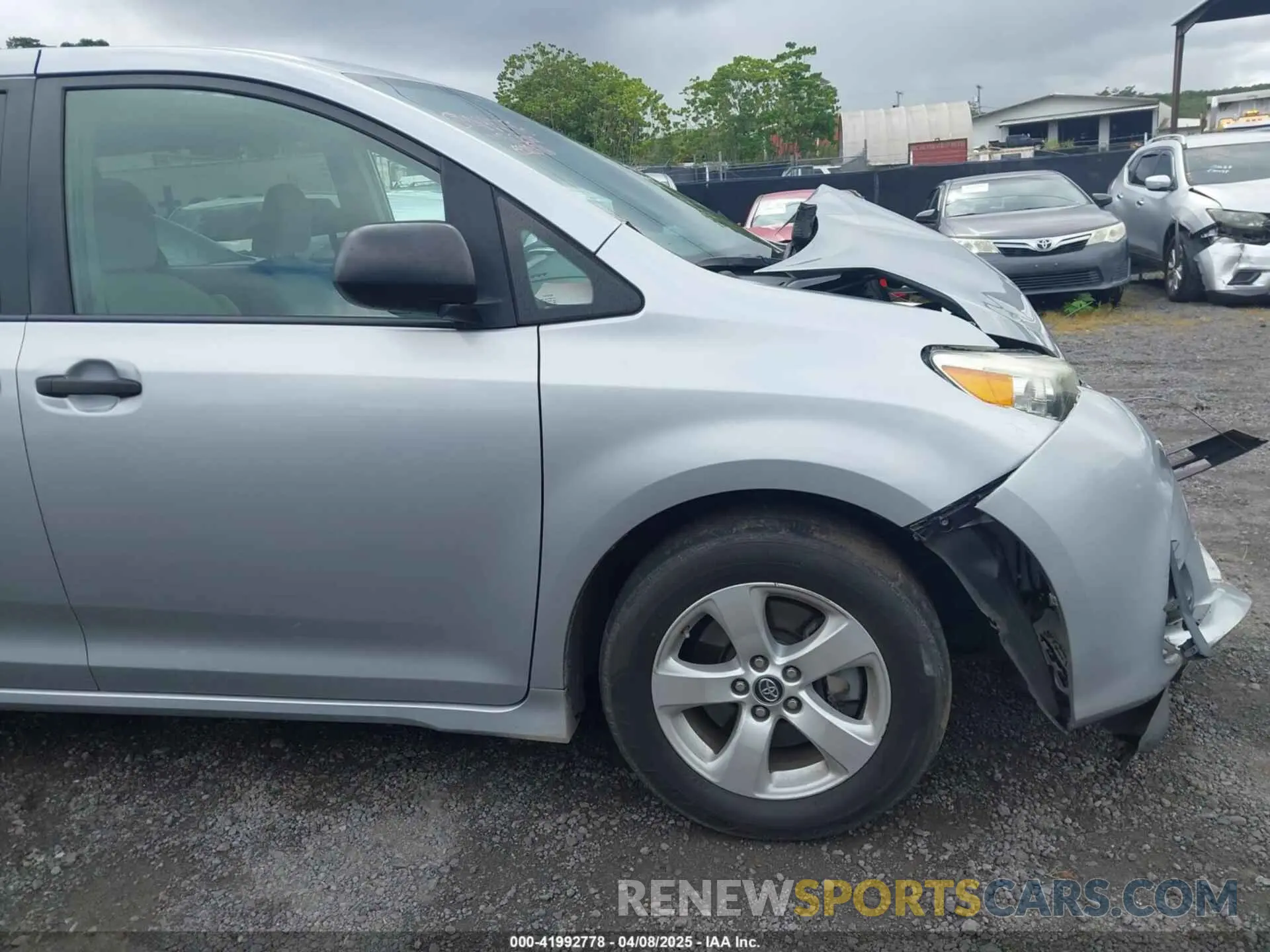 17 Photograph of a damaged car 5TDZZ3DC2KS005851 TOYOTA SIENNA 2019