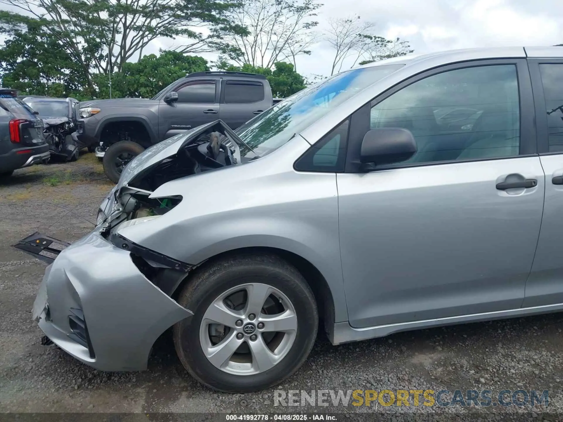 18 Photograph of a damaged car 5TDZZ3DC2KS005851 TOYOTA SIENNA 2019