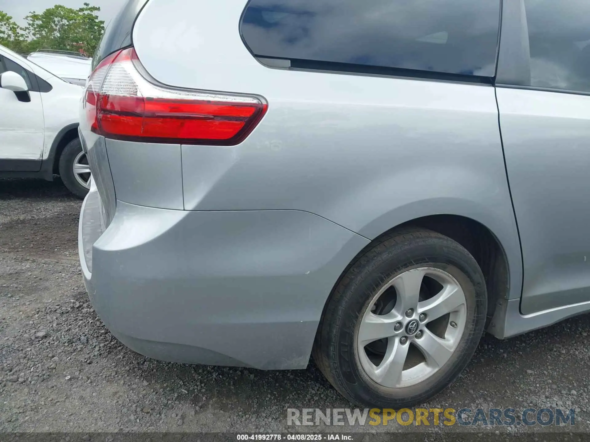 19 Photograph of a damaged car 5TDZZ3DC2KS005851 TOYOTA SIENNA 2019