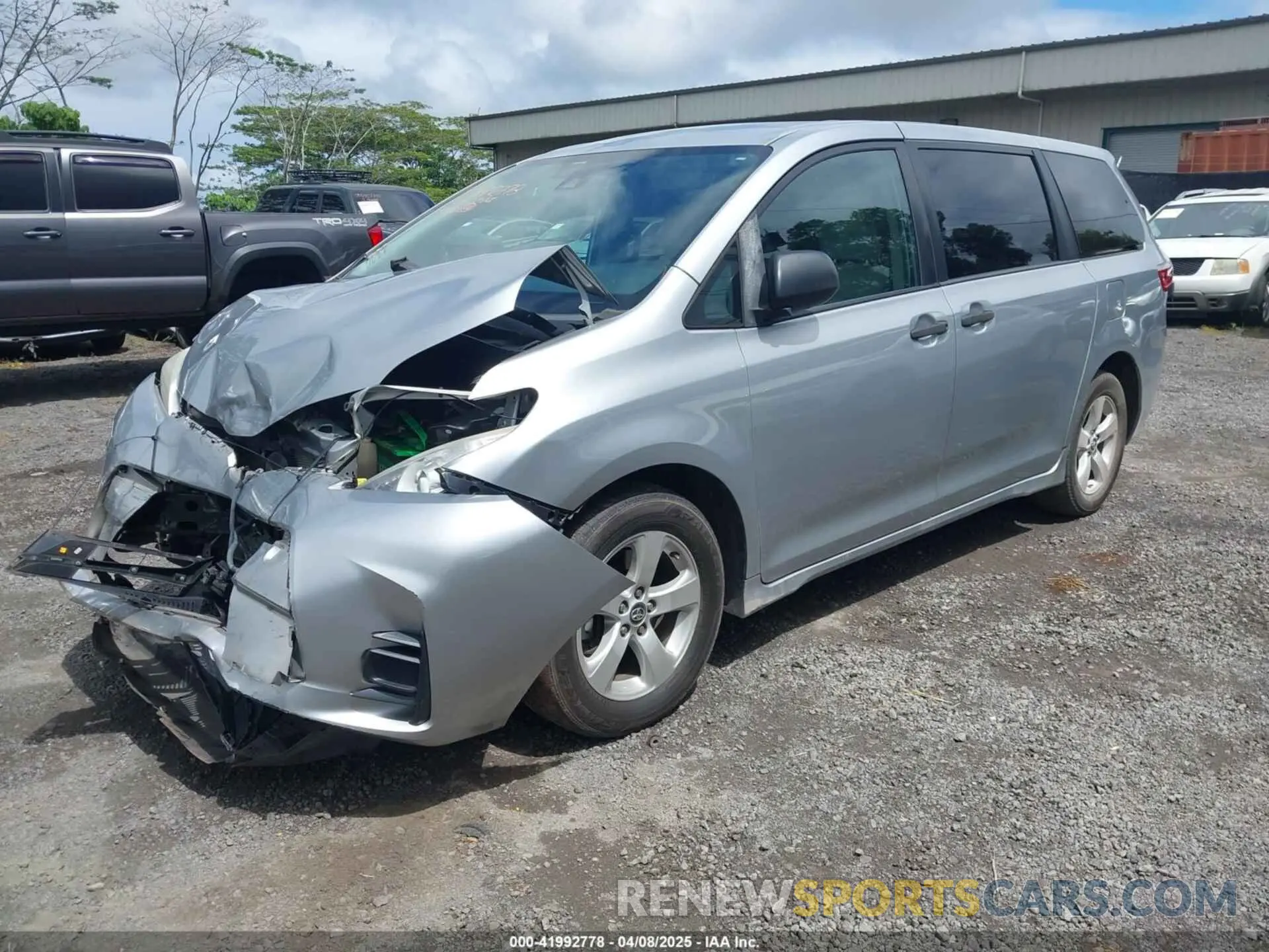 2 Photograph of a damaged car 5TDZZ3DC2KS005851 TOYOTA SIENNA 2019