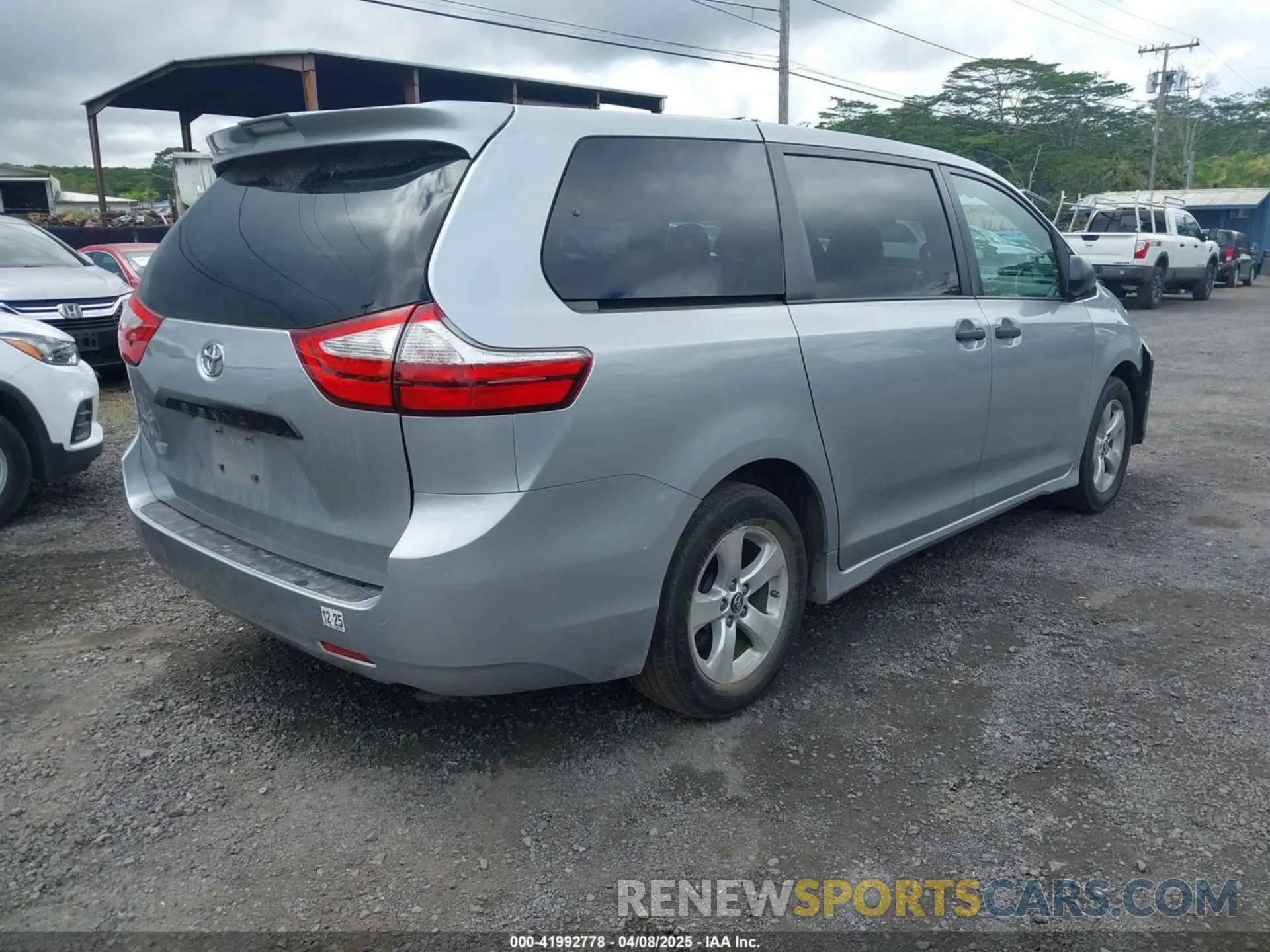 4 Photograph of a damaged car 5TDZZ3DC2KS005851 TOYOTA SIENNA 2019
