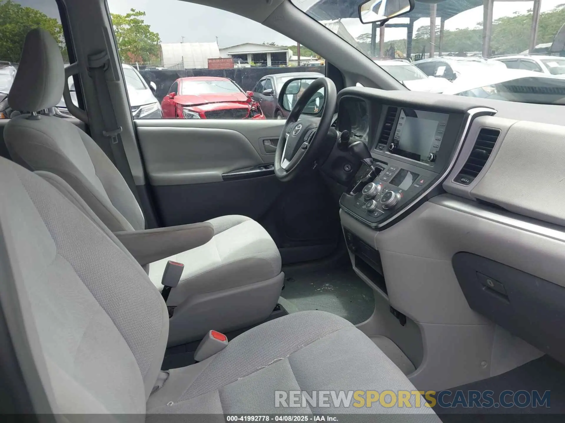 5 Photograph of a damaged car 5TDZZ3DC2KS005851 TOYOTA SIENNA 2019