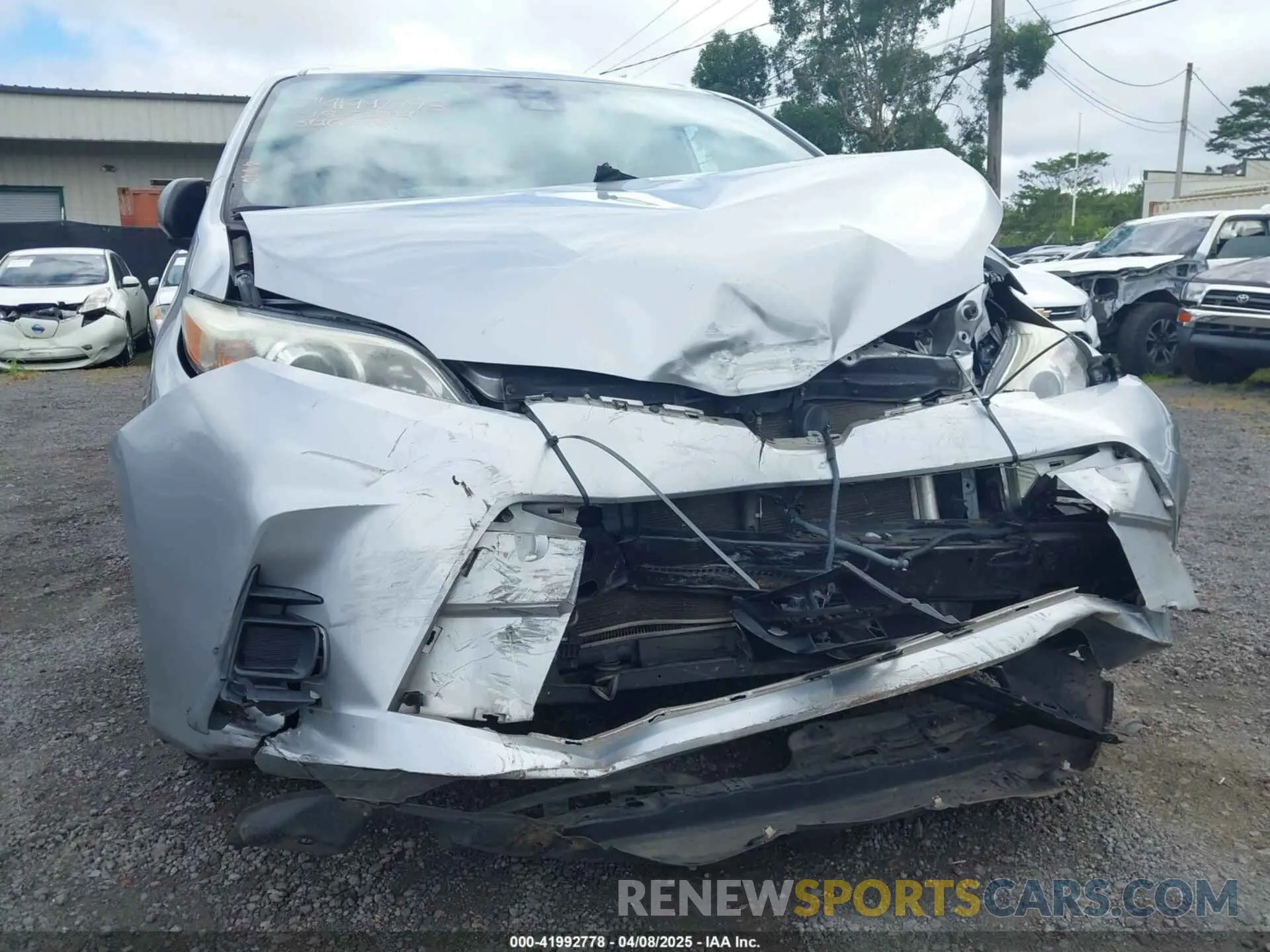 6 Photograph of a damaged car 5TDZZ3DC2KS005851 TOYOTA SIENNA 2019