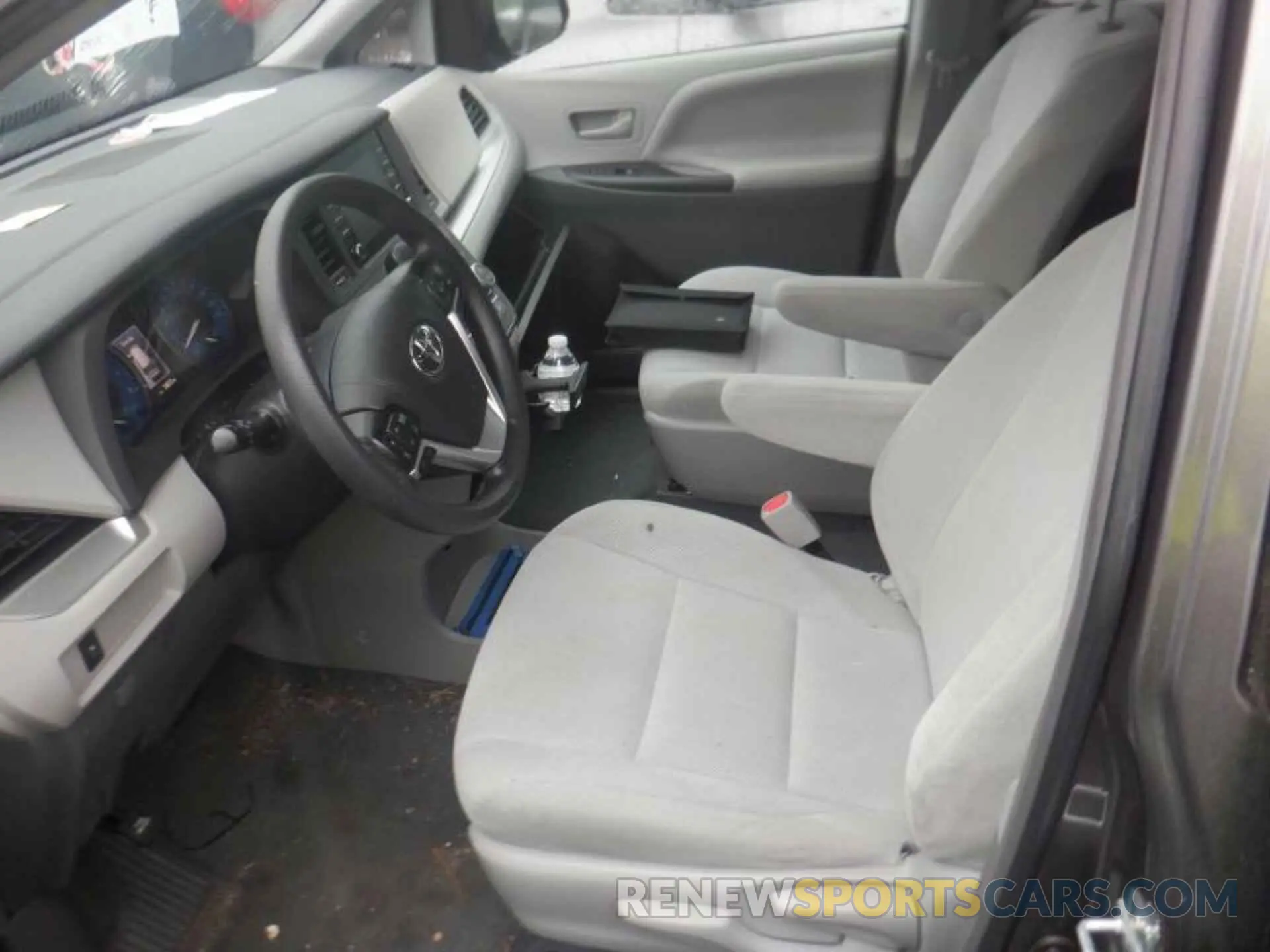 2 Photograph of a damaged car 5TDZZ3DC2KS008944 TOYOTA SIENNA 2019