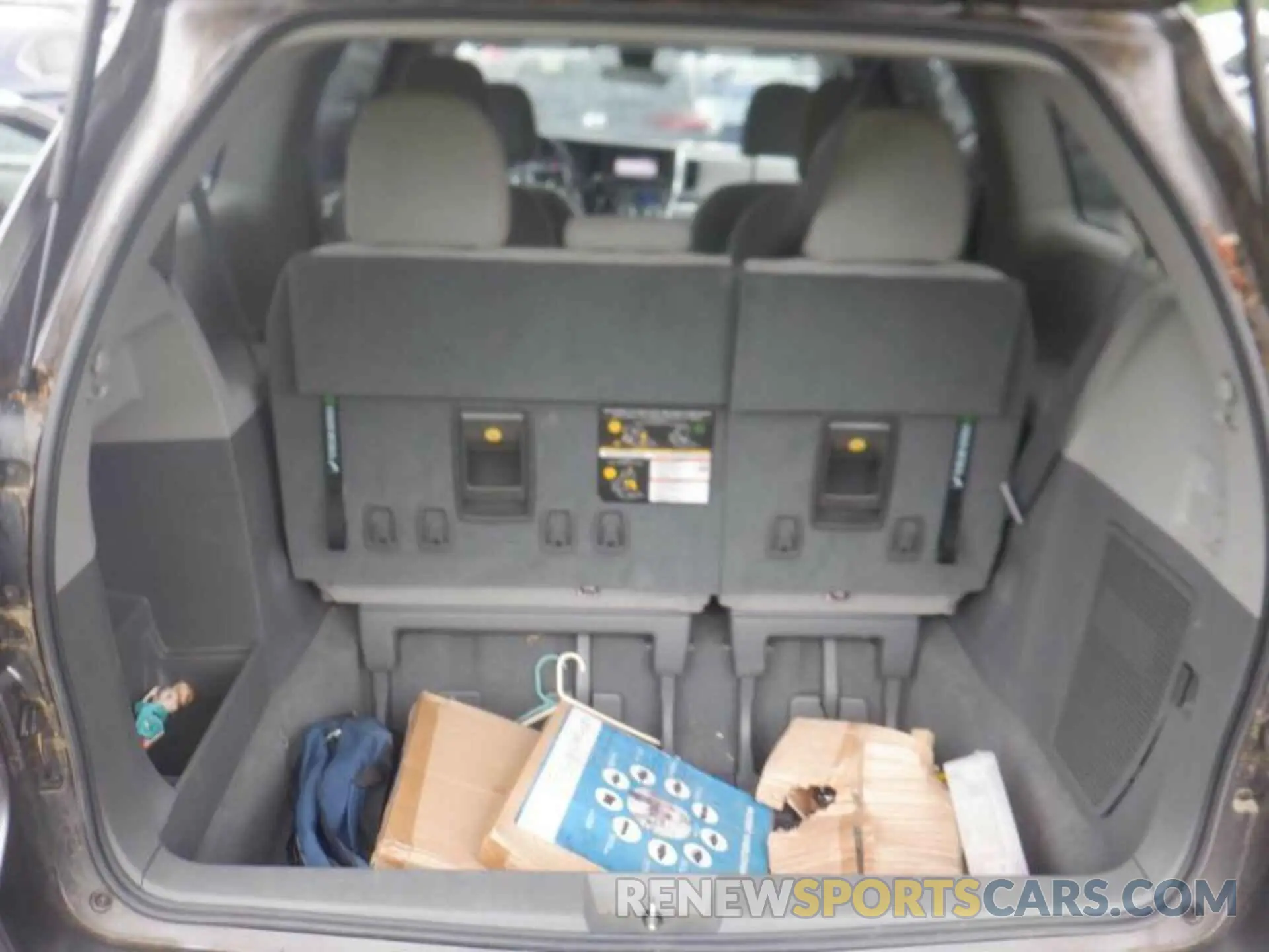 3 Photograph of a damaged car 5TDZZ3DC2KS008944 TOYOTA SIENNA 2019