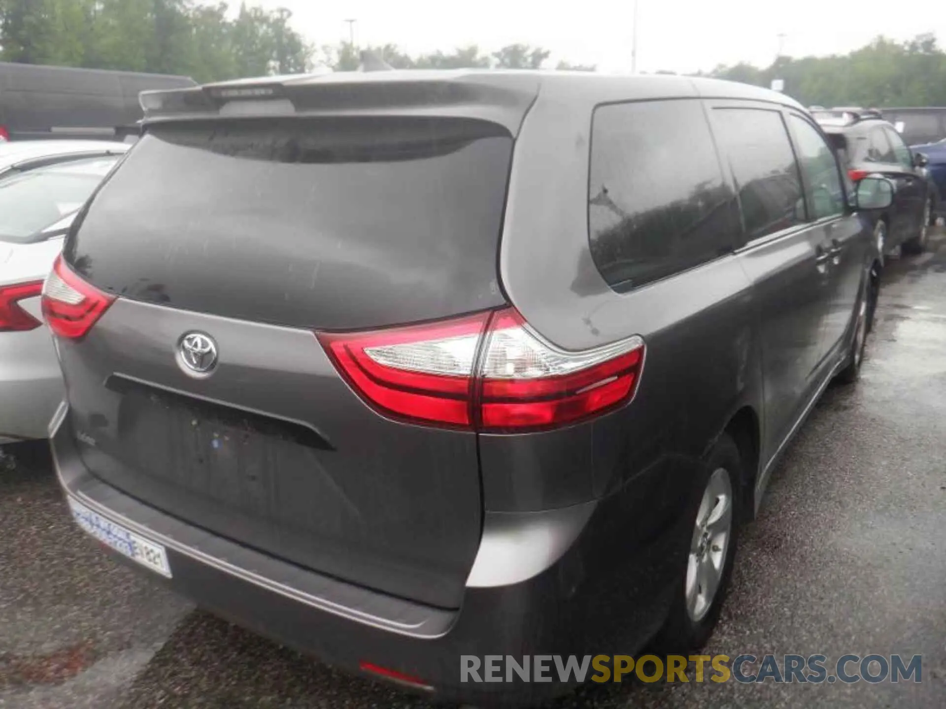 4 Photograph of a damaged car 5TDZZ3DC2KS008944 TOYOTA SIENNA 2019