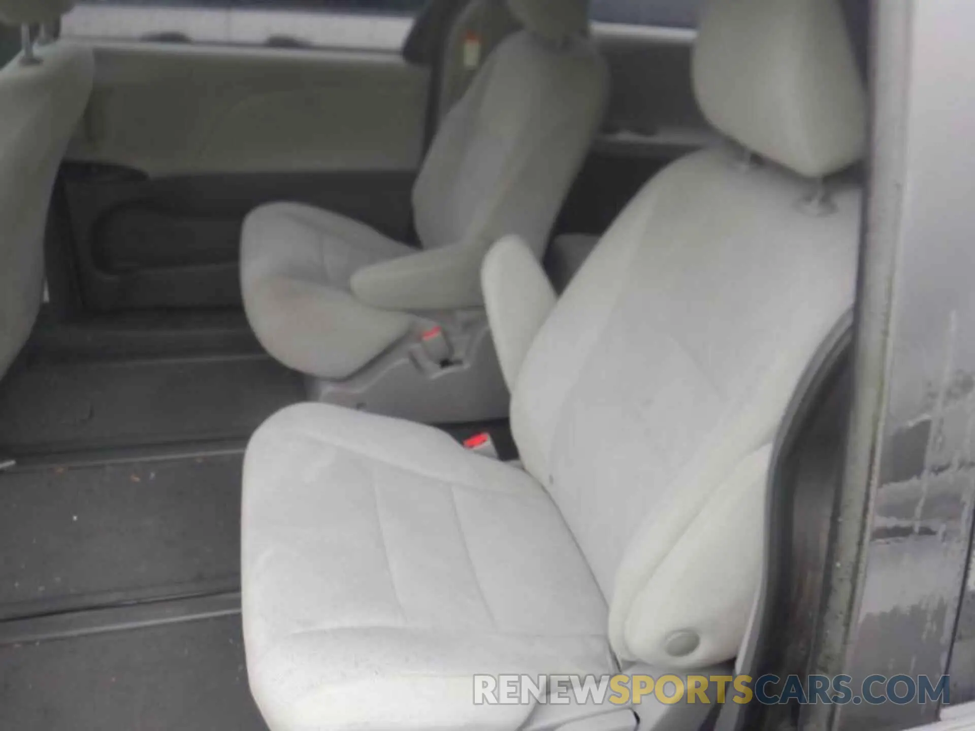 7 Photograph of a damaged car 5TDZZ3DC2KS008944 TOYOTA SIENNA 2019