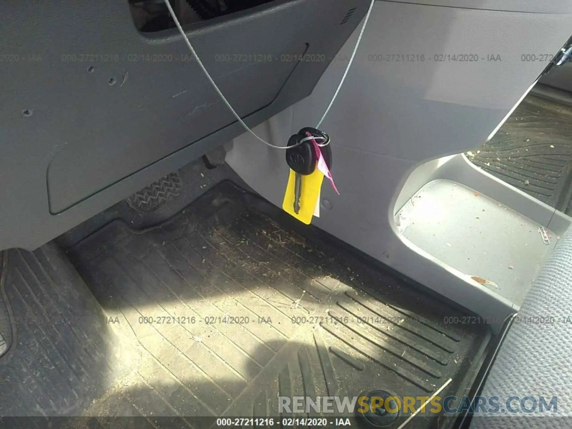 11 Photograph of a damaged car 5TDZZ3DC2KS972492 TOYOTA SIENNA 2019