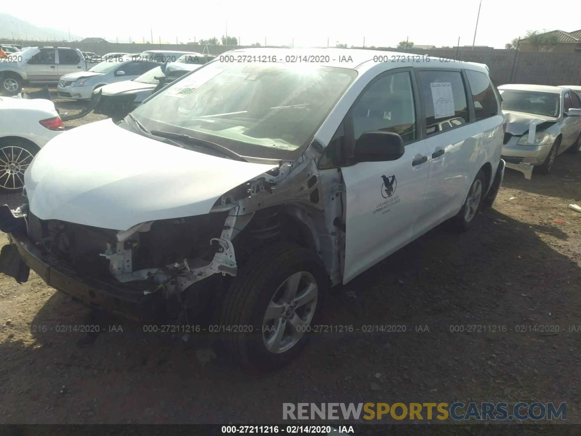 2 Photograph of a damaged car 5TDZZ3DC2KS972492 TOYOTA SIENNA 2019