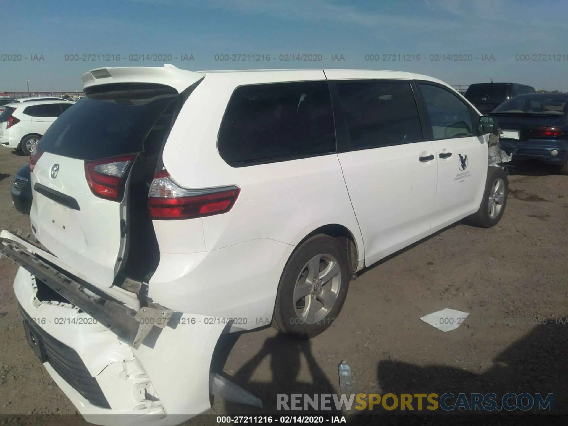 4 Photograph of a damaged car 5TDZZ3DC2KS972492 TOYOTA SIENNA 2019