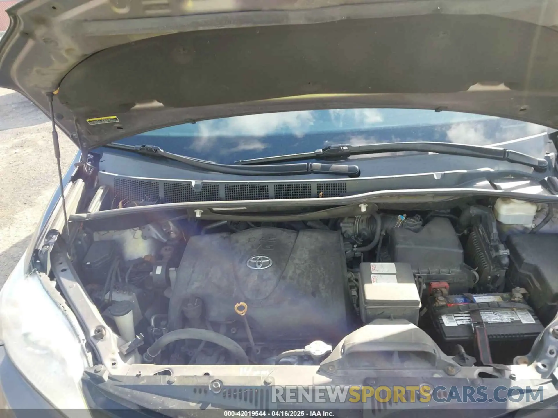 10 Photograph of a damaged car 5TDZZ3DC3KS988944 TOYOTA SIENNA 2019