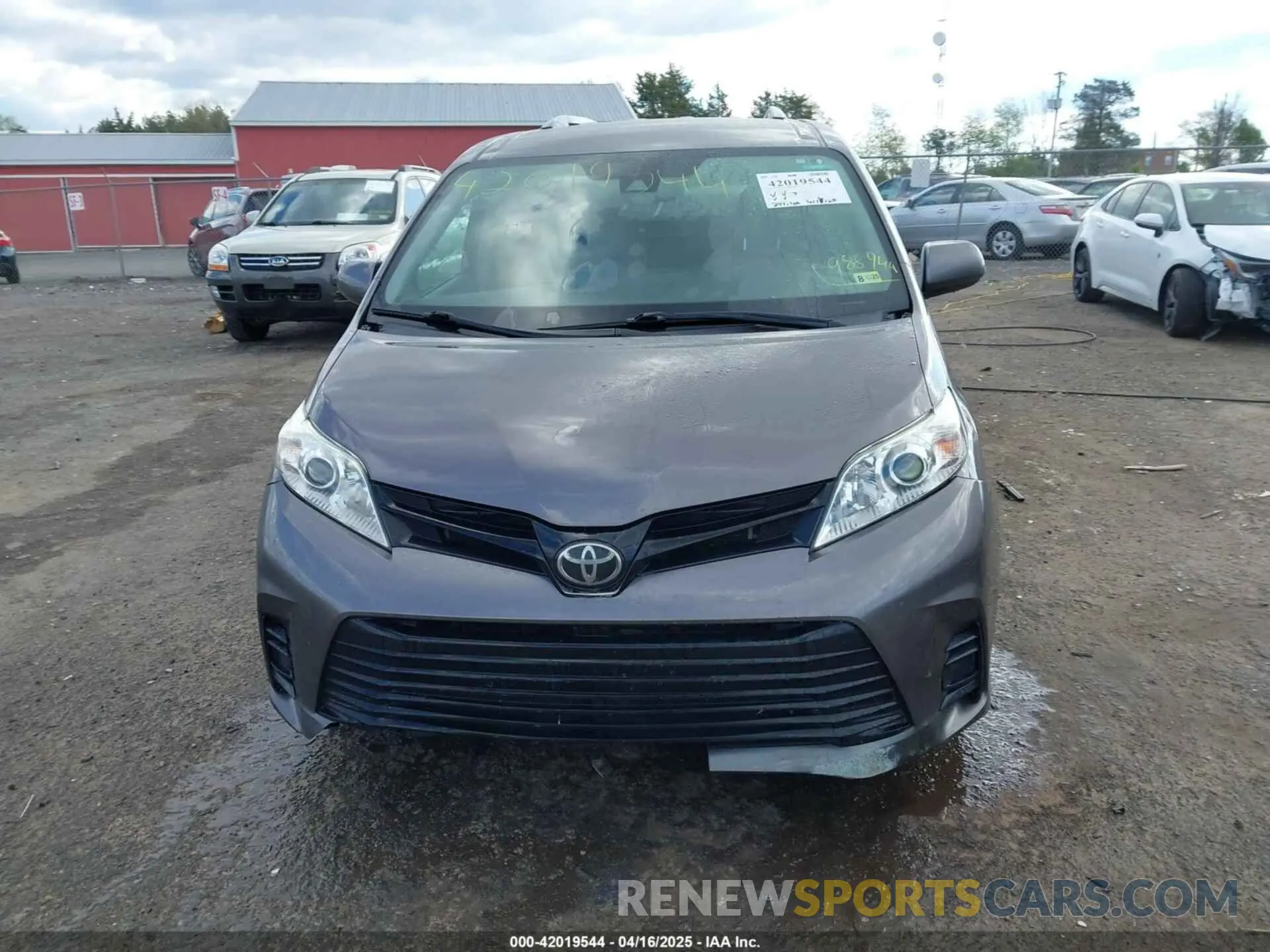 13 Photograph of a damaged car 5TDZZ3DC3KS988944 TOYOTA SIENNA 2019