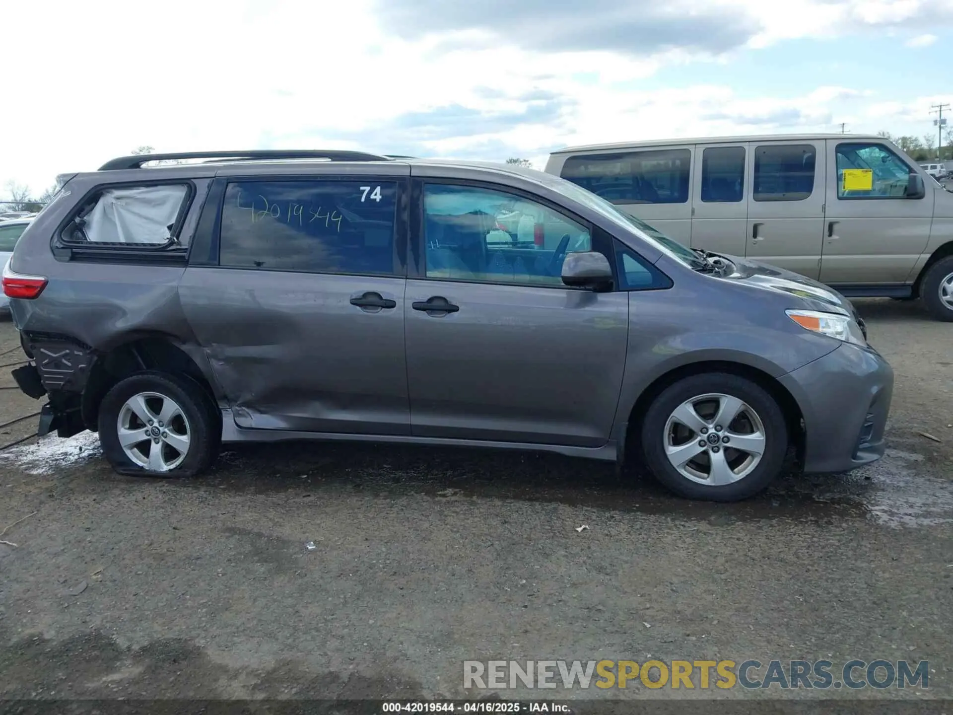14 Photograph of a damaged car 5TDZZ3DC3KS988944 TOYOTA SIENNA 2019