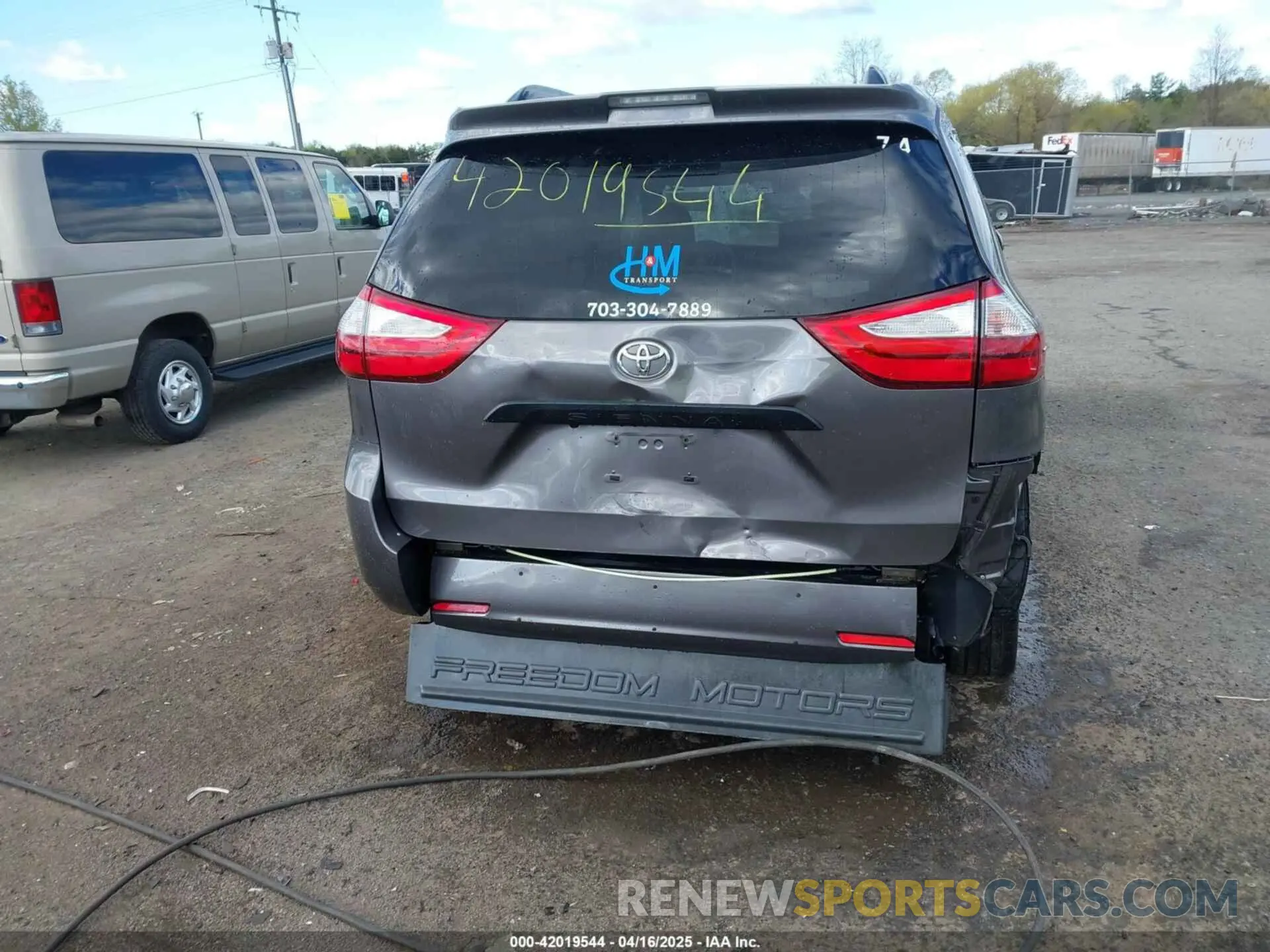 17 Photograph of a damaged car 5TDZZ3DC3KS988944 TOYOTA SIENNA 2019