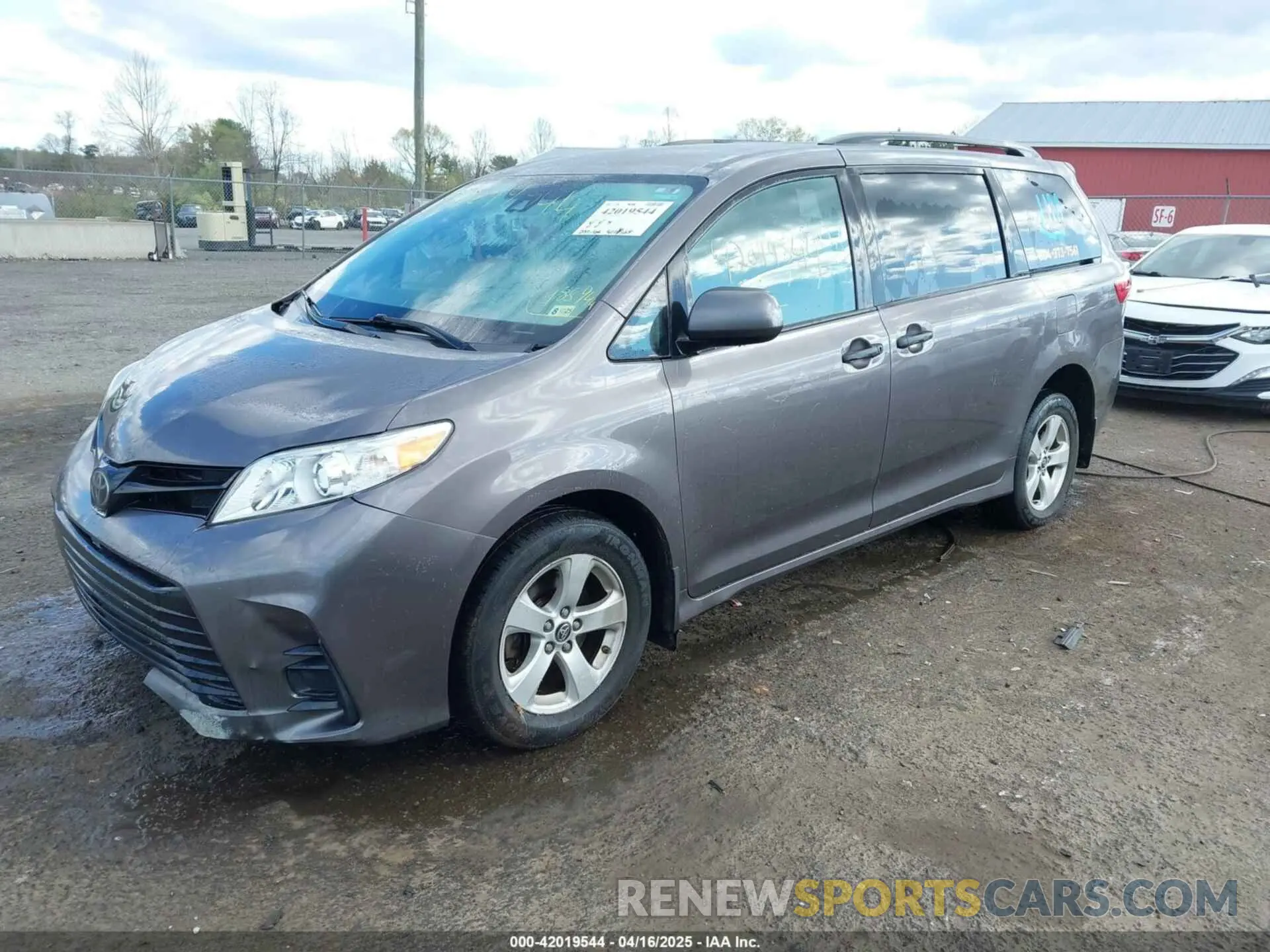 2 Photograph of a damaged car 5TDZZ3DC3KS988944 TOYOTA SIENNA 2019