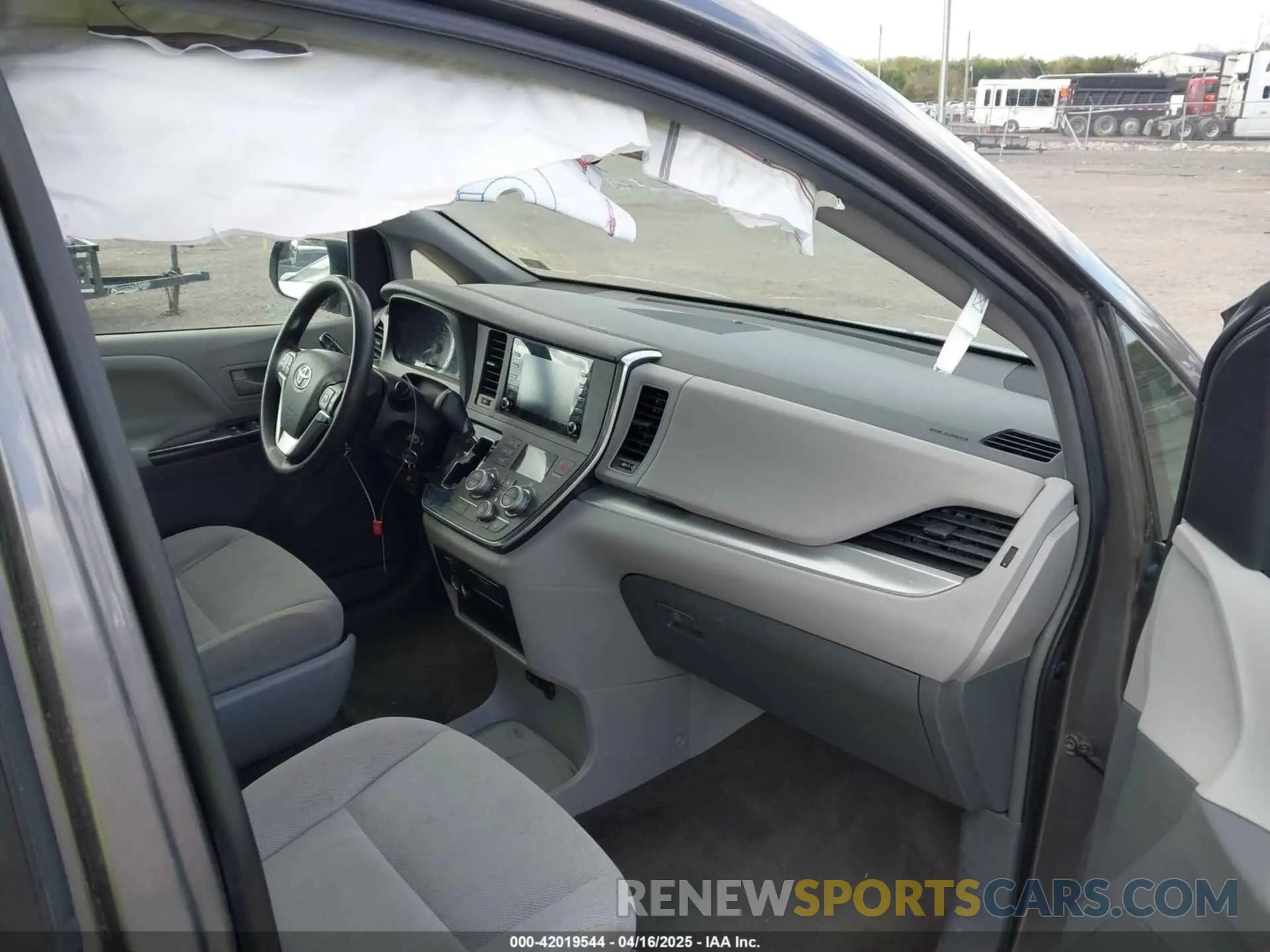 5 Photograph of a damaged car 5TDZZ3DC3KS988944 TOYOTA SIENNA 2019