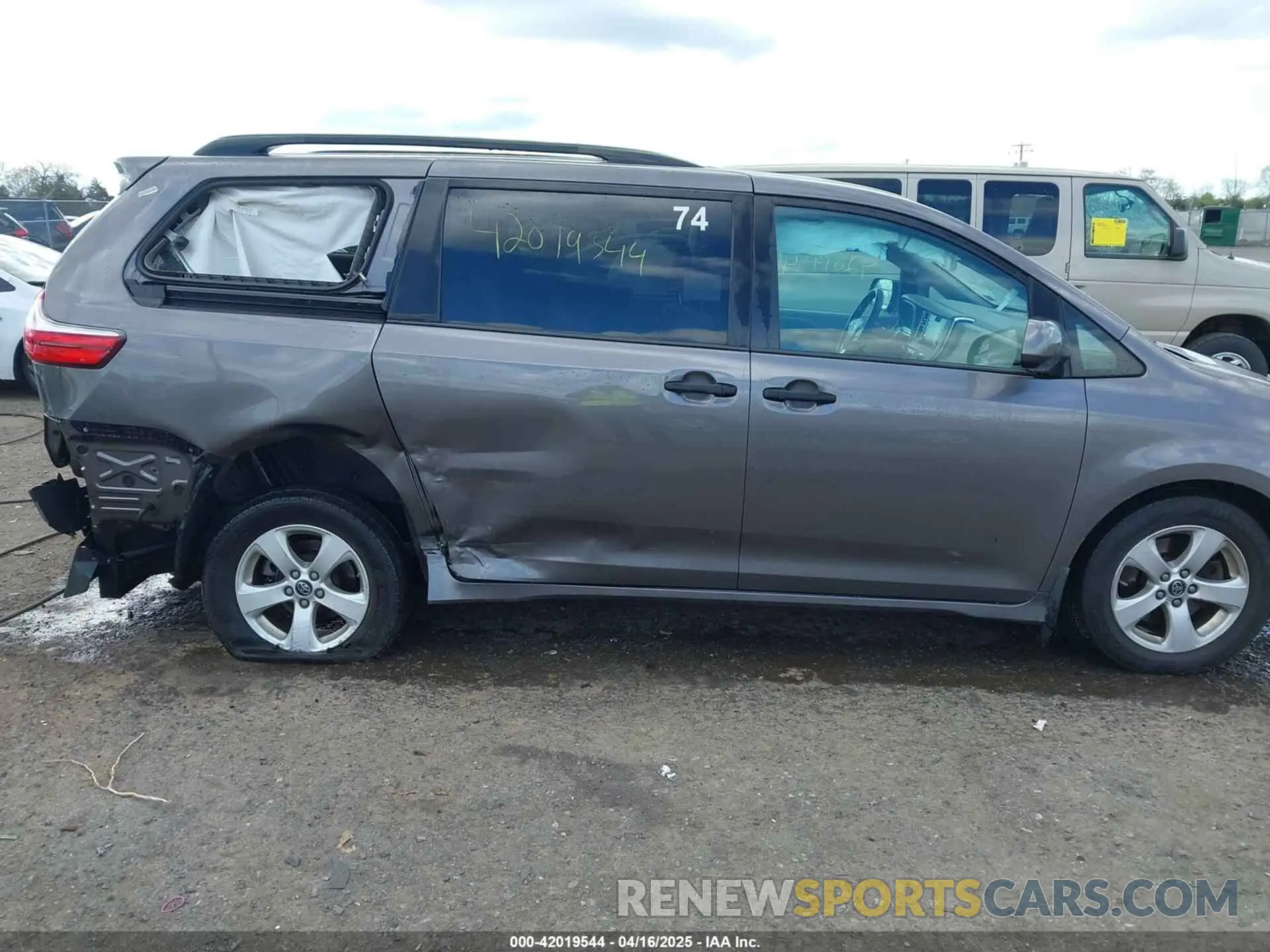 6 Photograph of a damaged car 5TDZZ3DC3KS988944 TOYOTA SIENNA 2019