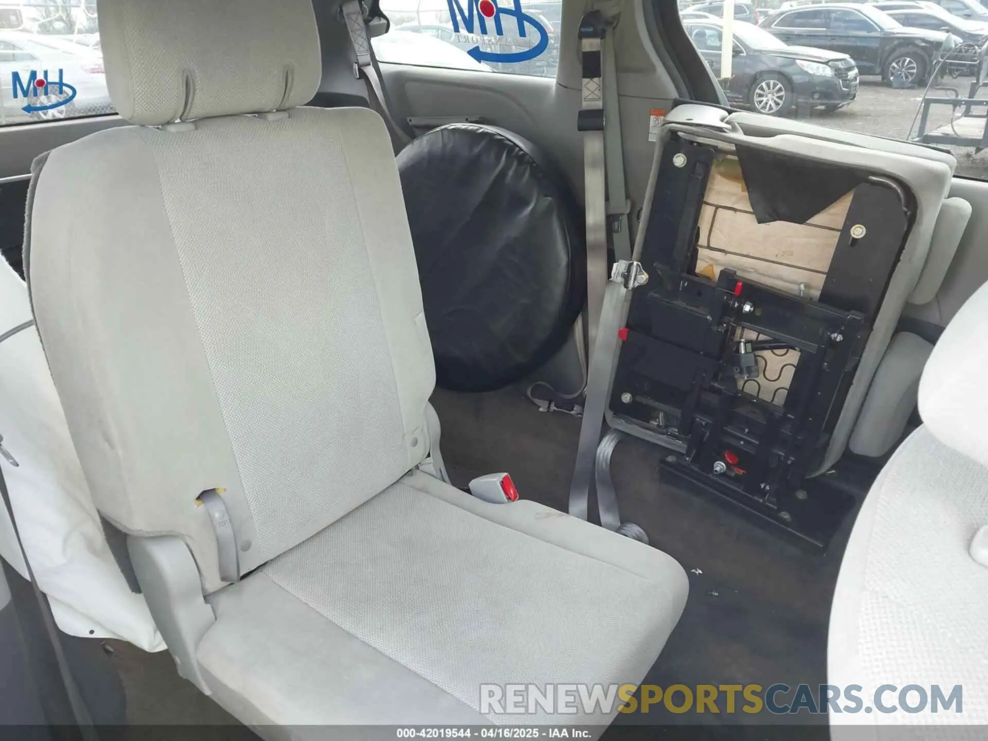 8 Photograph of a damaged car 5TDZZ3DC3KS988944 TOYOTA SIENNA 2019