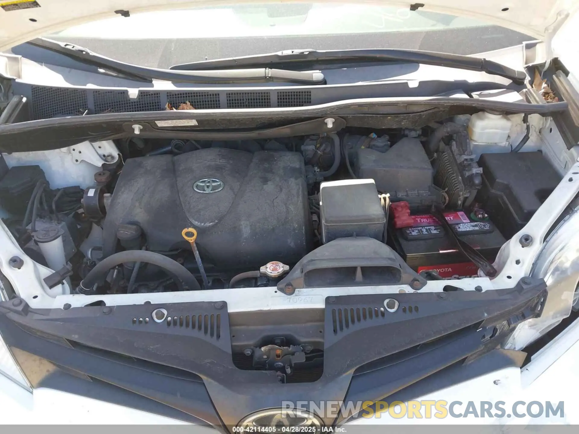 10 Photograph of a damaged car 5TDZZ3DC4KS015569 TOYOTA SIENNA 2019