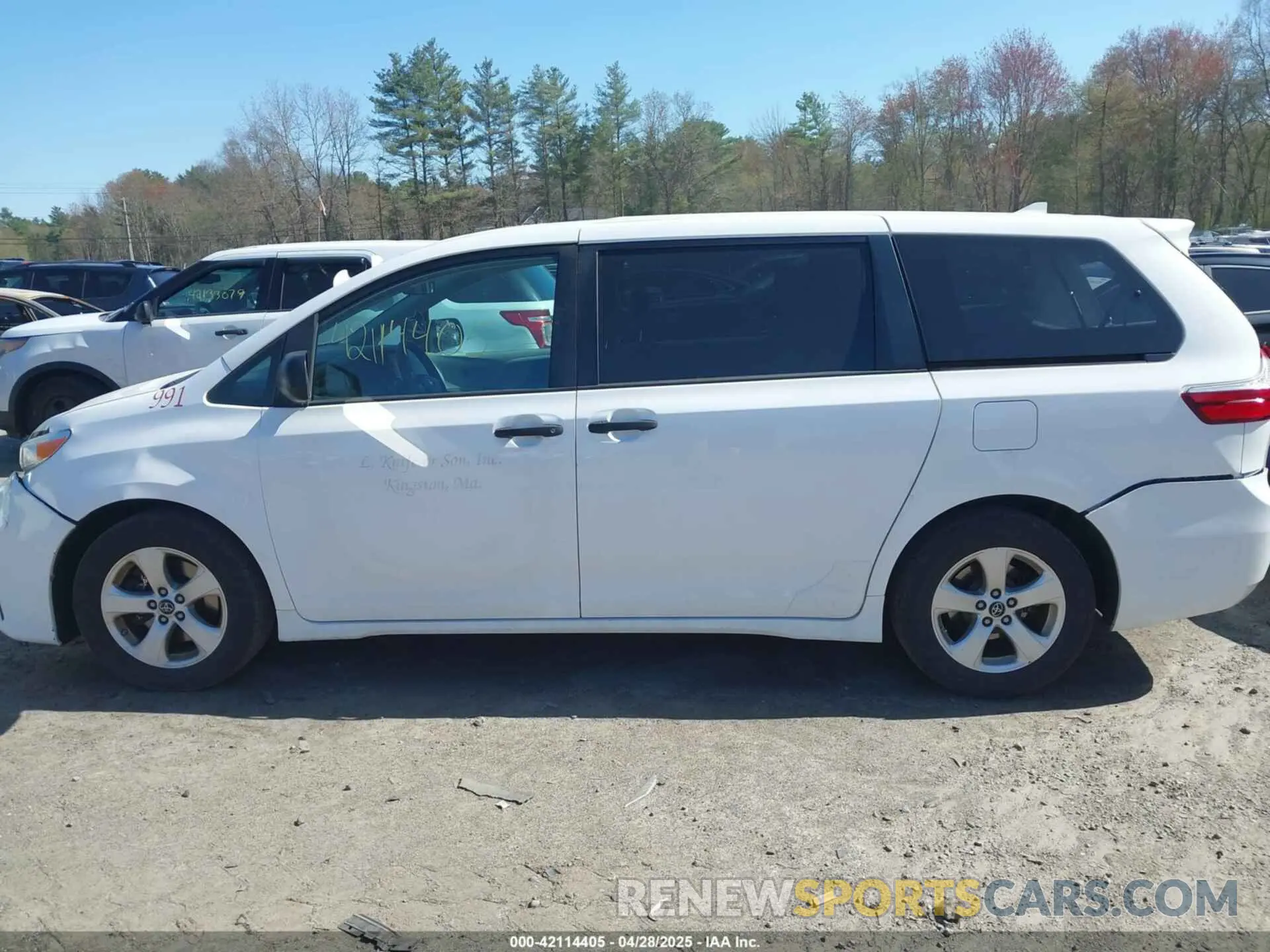 15 Photograph of a damaged car 5TDZZ3DC4KS015569 TOYOTA SIENNA 2019