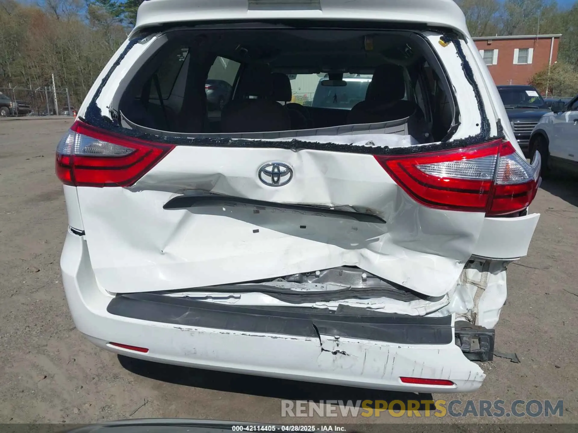 17 Photograph of a damaged car 5TDZZ3DC4KS015569 TOYOTA SIENNA 2019