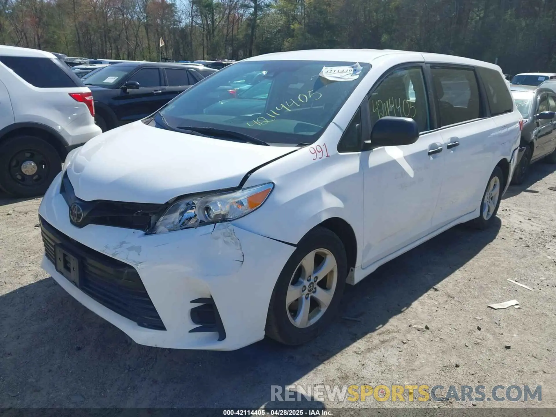 2 Photograph of a damaged car 5TDZZ3DC4KS015569 TOYOTA SIENNA 2019