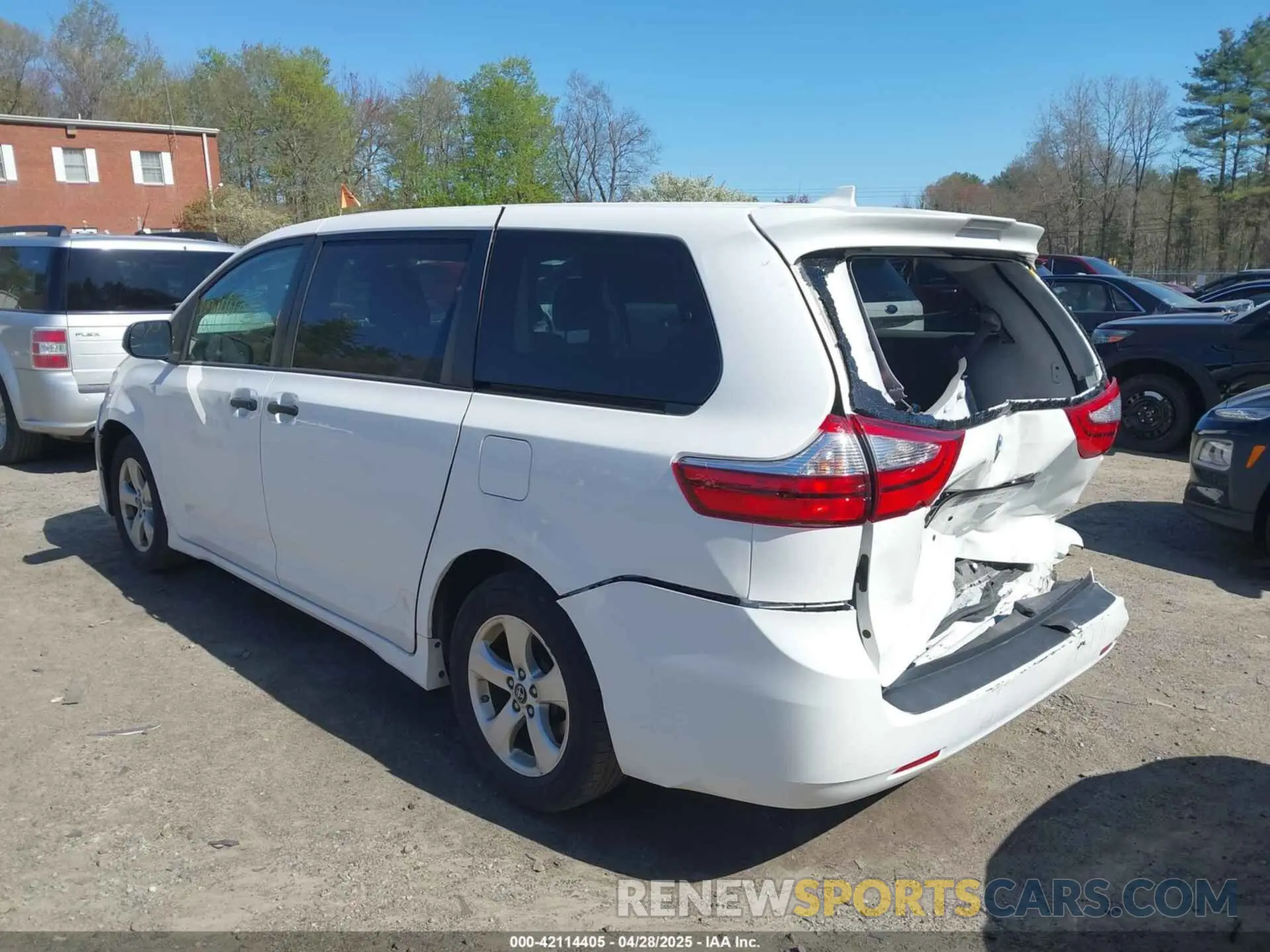 3 Photograph of a damaged car 5TDZZ3DC4KS015569 TOYOTA SIENNA 2019