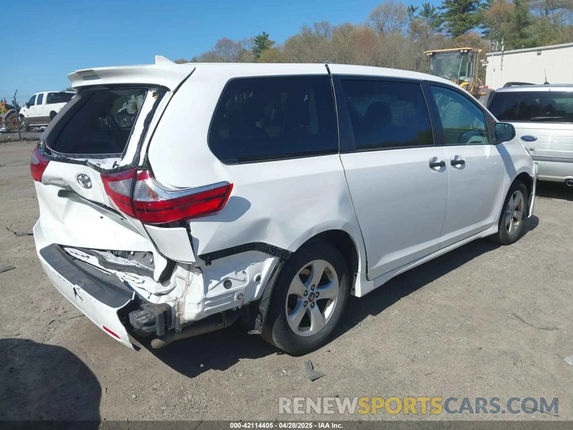 4 Photograph of a damaged car 5TDZZ3DC4KS015569 TOYOTA SIENNA 2019
