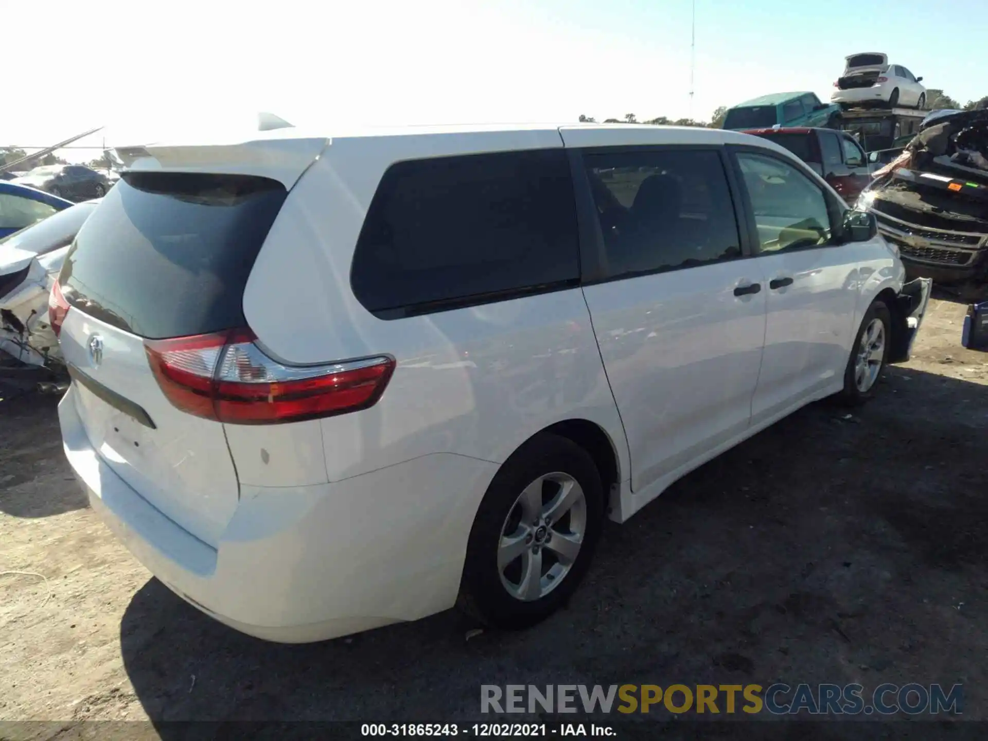 4 Photograph of a damaged car 5TDZZ3DC4KS991657 TOYOTA SIENNA 2019