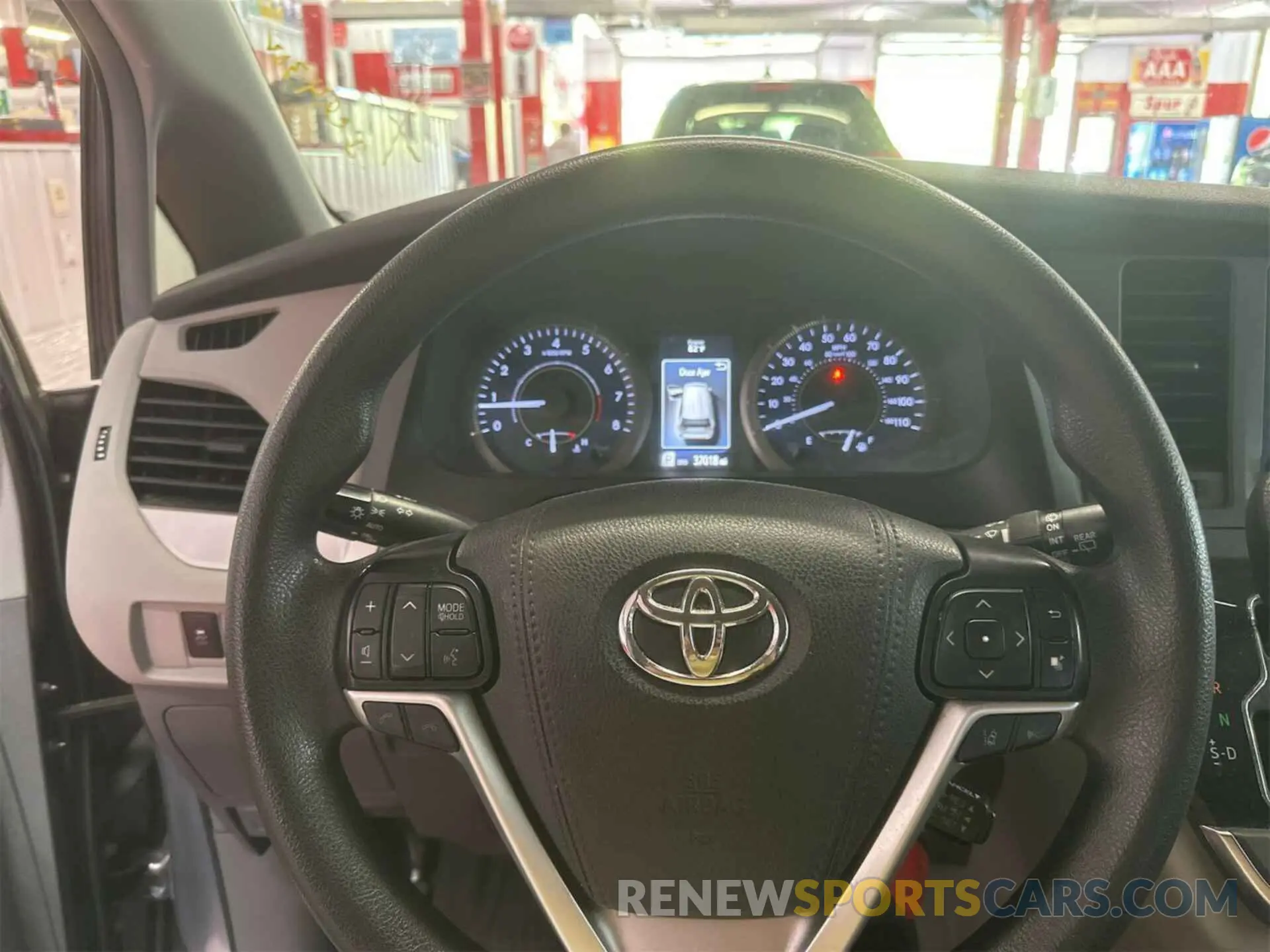 1 Photograph of a damaged car 5TDZZ3DC5KS001485 TOYOTA SIENNA 2019