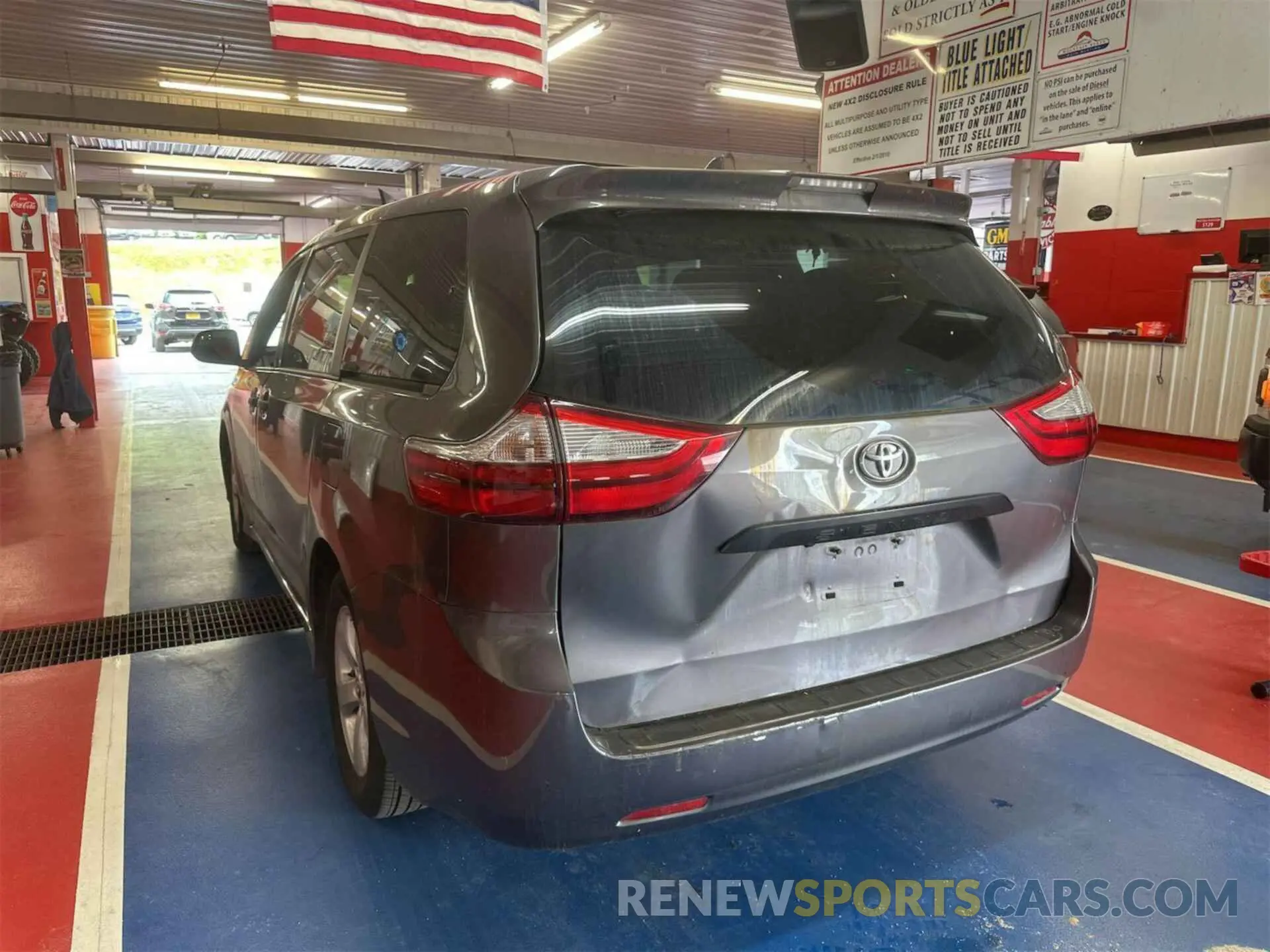 12 Photograph of a damaged car 5TDZZ3DC5KS001485 TOYOTA SIENNA 2019