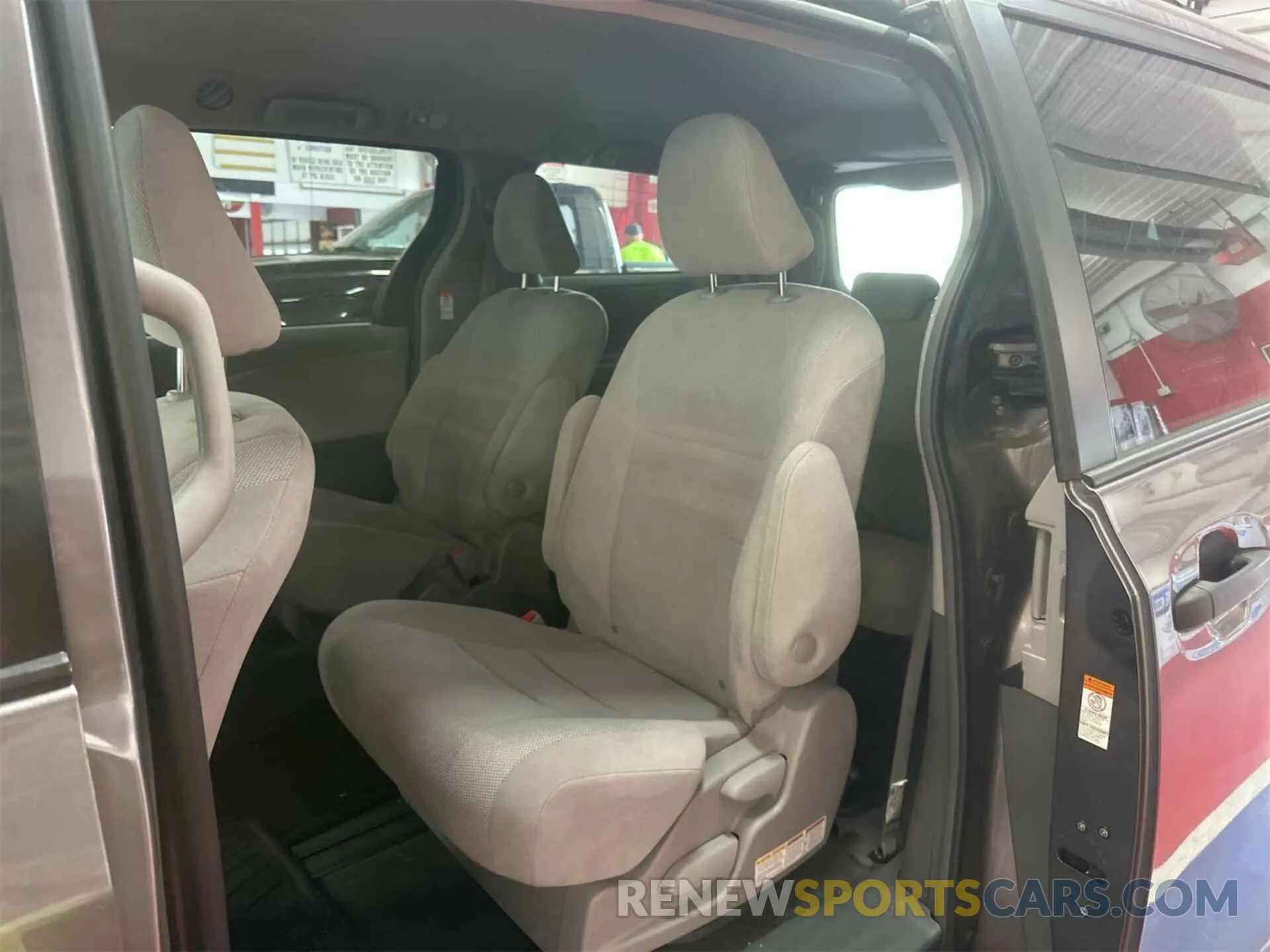 17 Photograph of a damaged car 5TDZZ3DC5KS001485 TOYOTA SIENNA 2019
