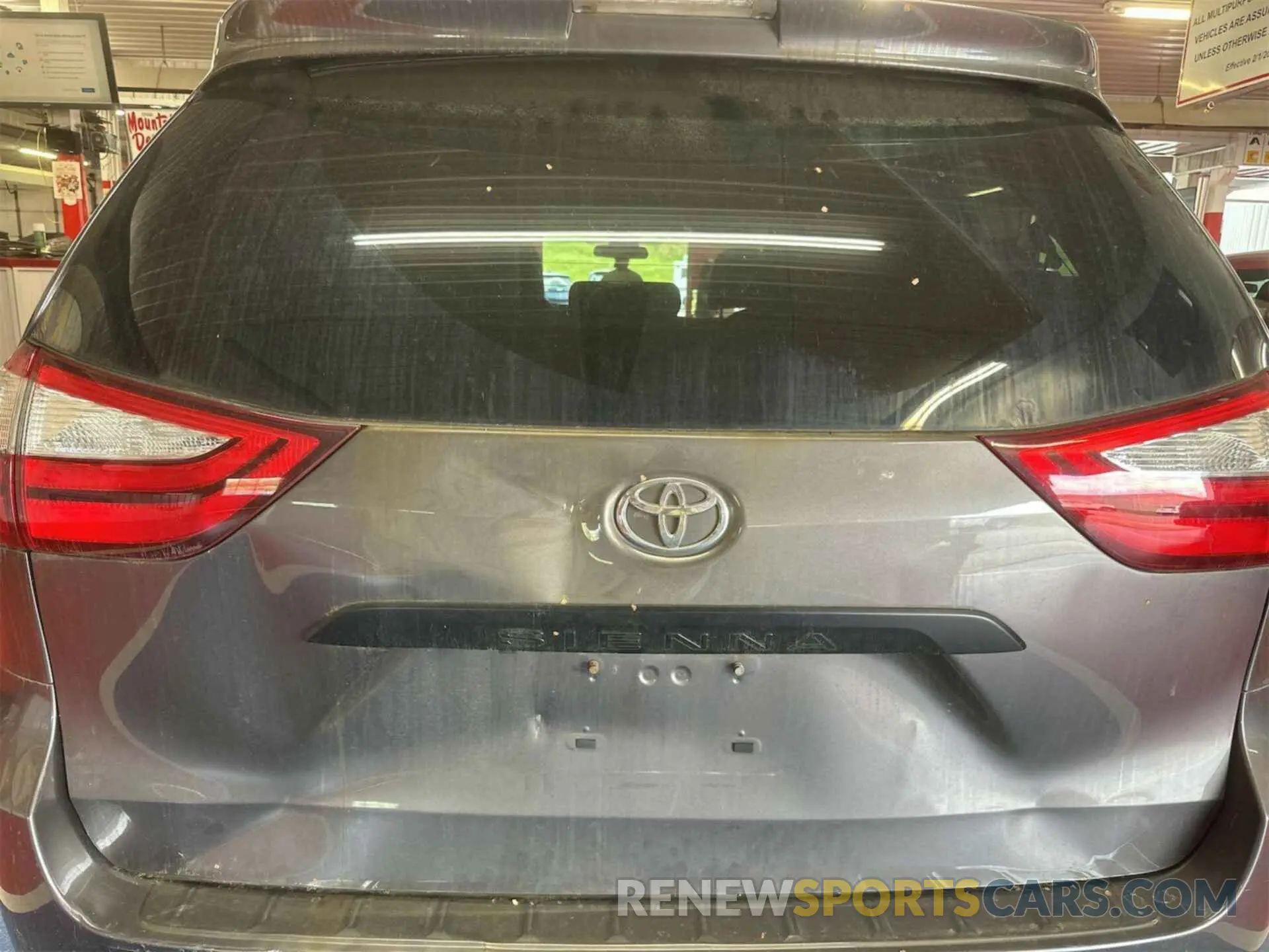 32 Photograph of a damaged car 5TDZZ3DC5KS001485 TOYOTA SIENNA 2019