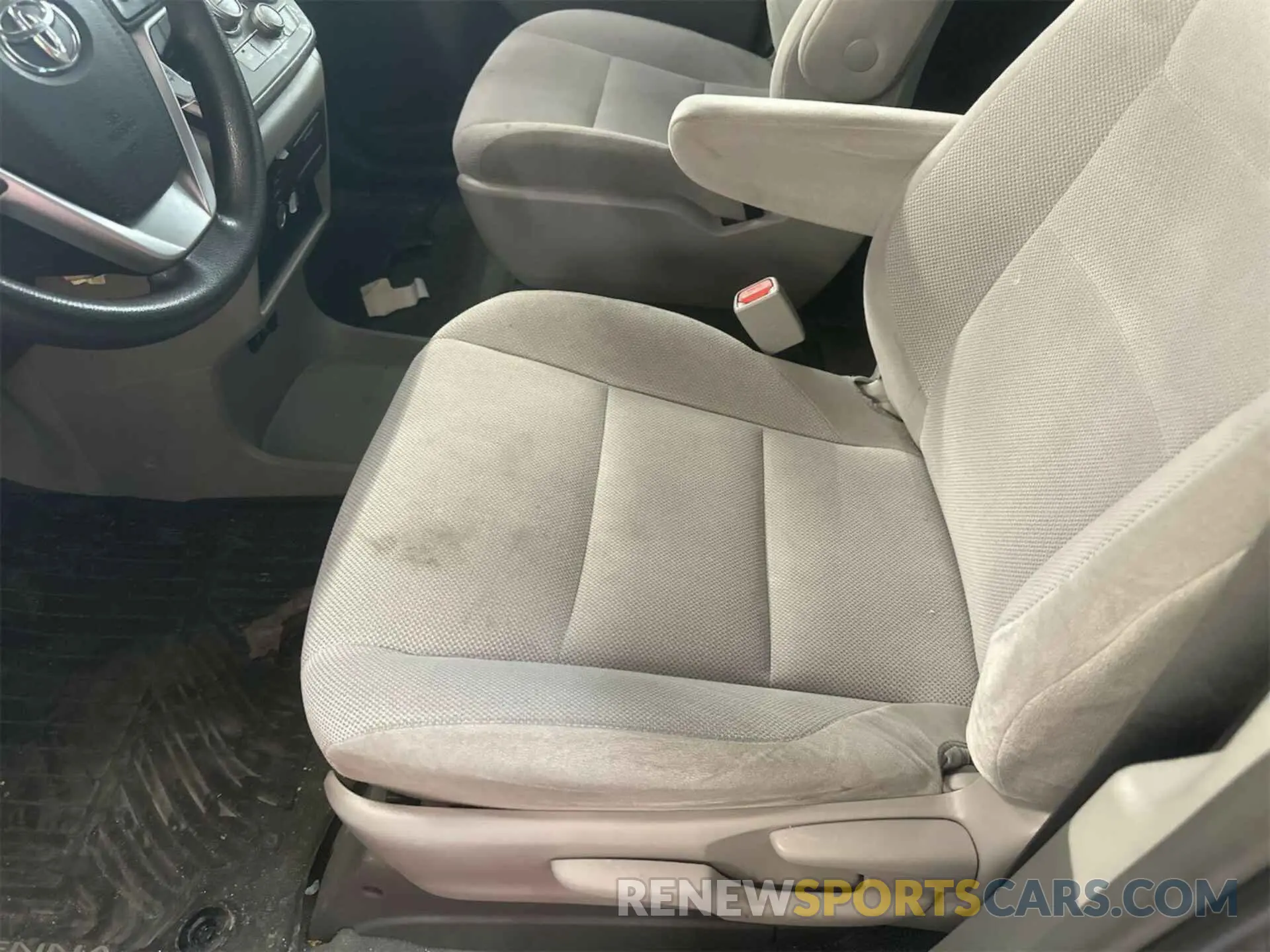 5 Photograph of a damaged car 5TDZZ3DC5KS001485 TOYOTA SIENNA 2019