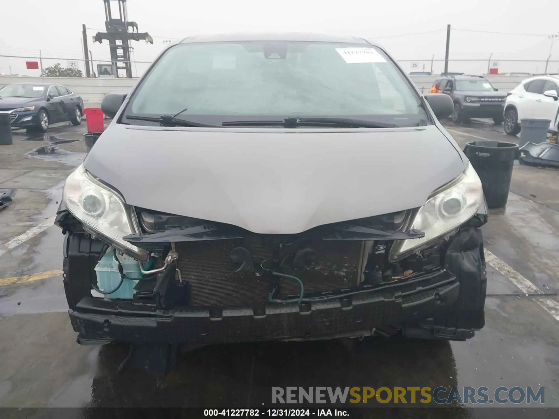 13 Photograph of a damaged car 5TDZZ3DC5KS010008 TOYOTA SIENNA 2019