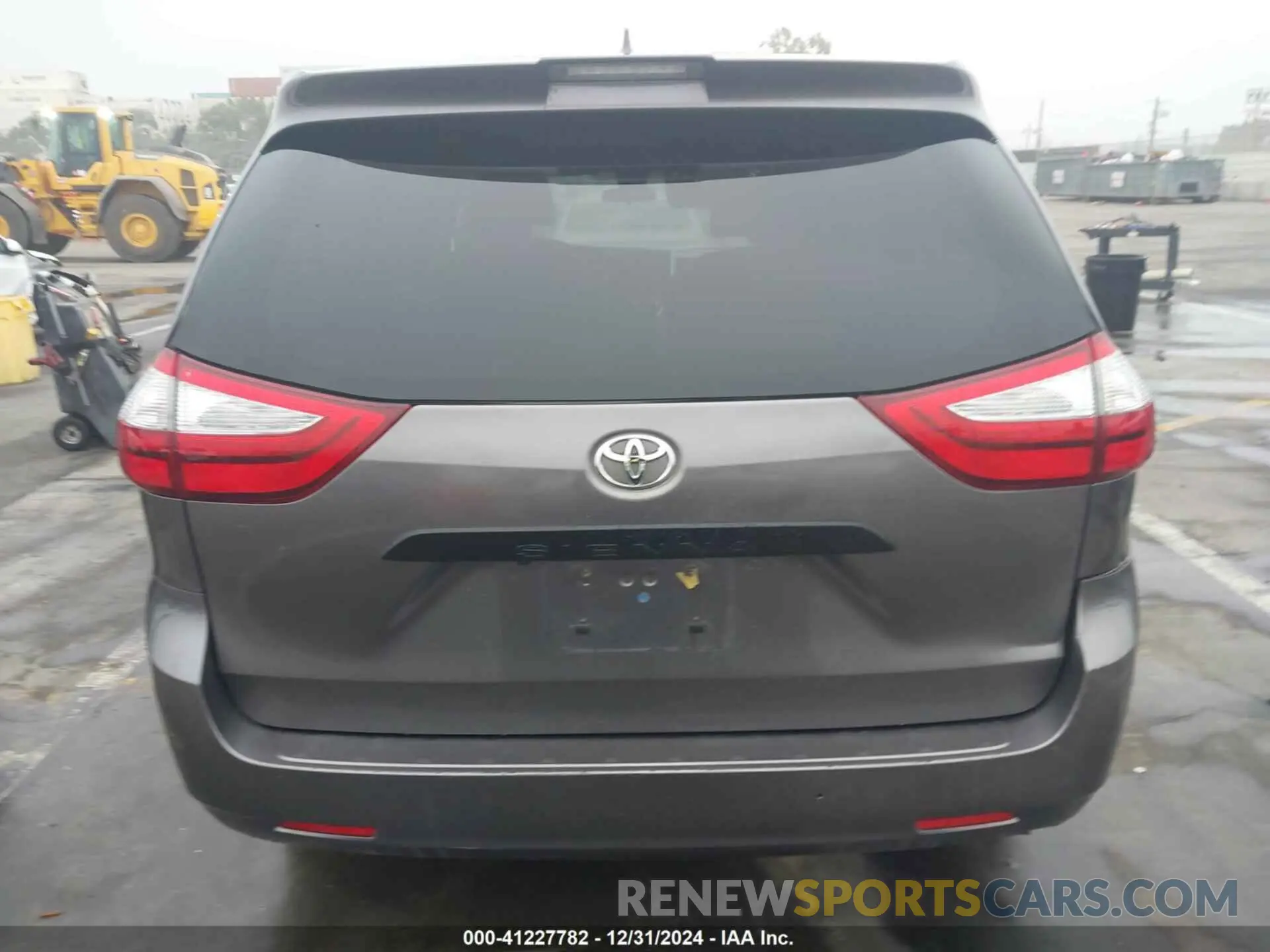 17 Photograph of a damaged car 5TDZZ3DC5KS010008 TOYOTA SIENNA 2019