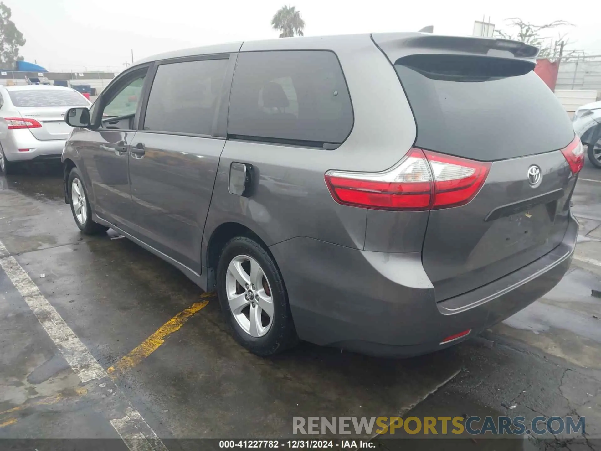 3 Photograph of a damaged car 5TDZZ3DC5KS010008 TOYOTA SIENNA 2019