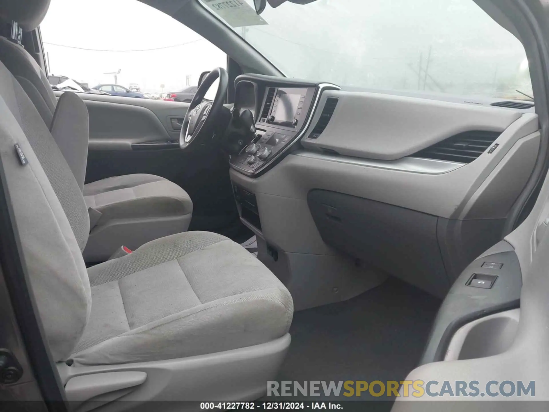 5 Photograph of a damaged car 5TDZZ3DC5KS010008 TOYOTA SIENNA 2019