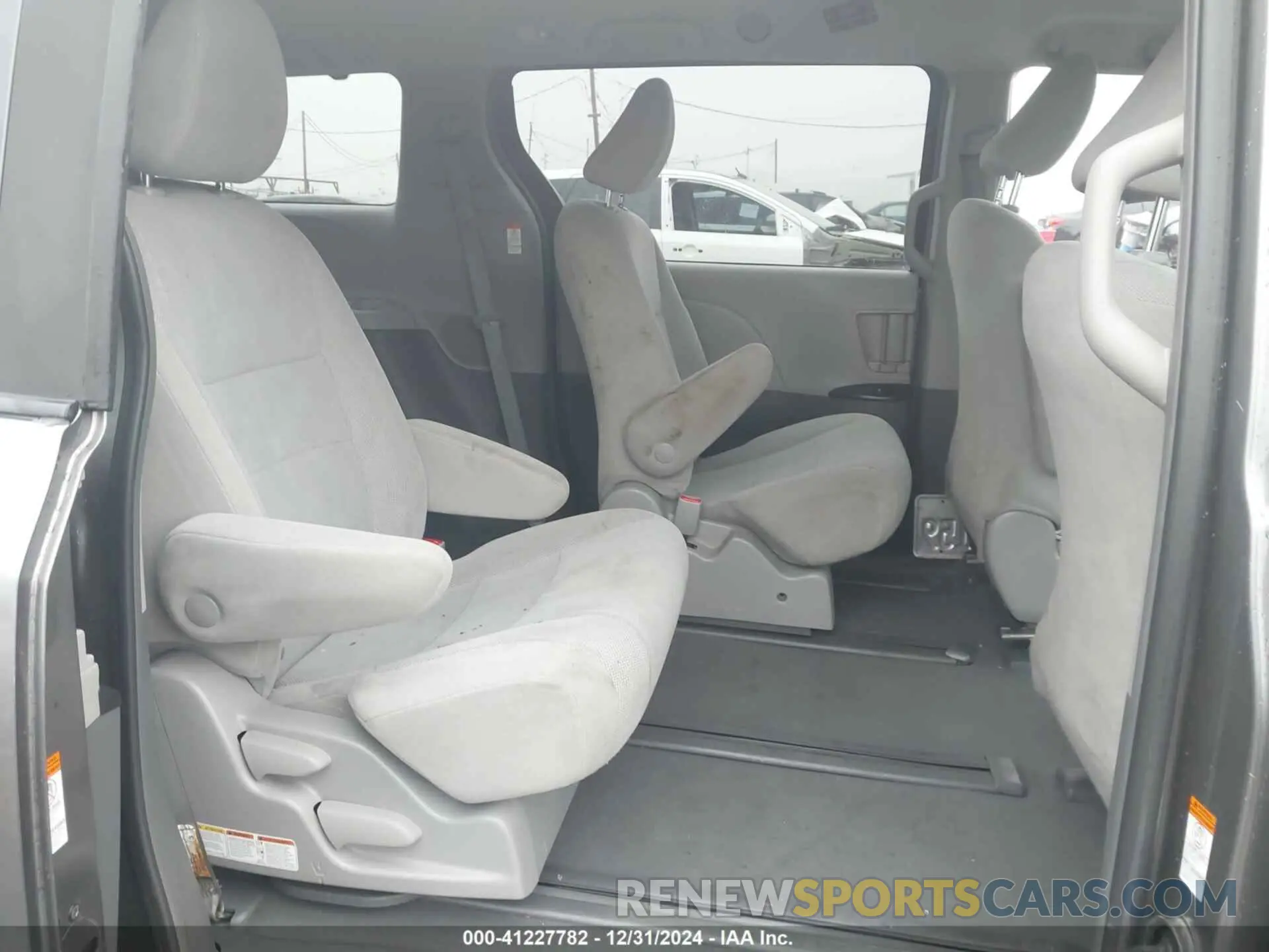 8 Photograph of a damaged car 5TDZZ3DC5KS010008 TOYOTA SIENNA 2019