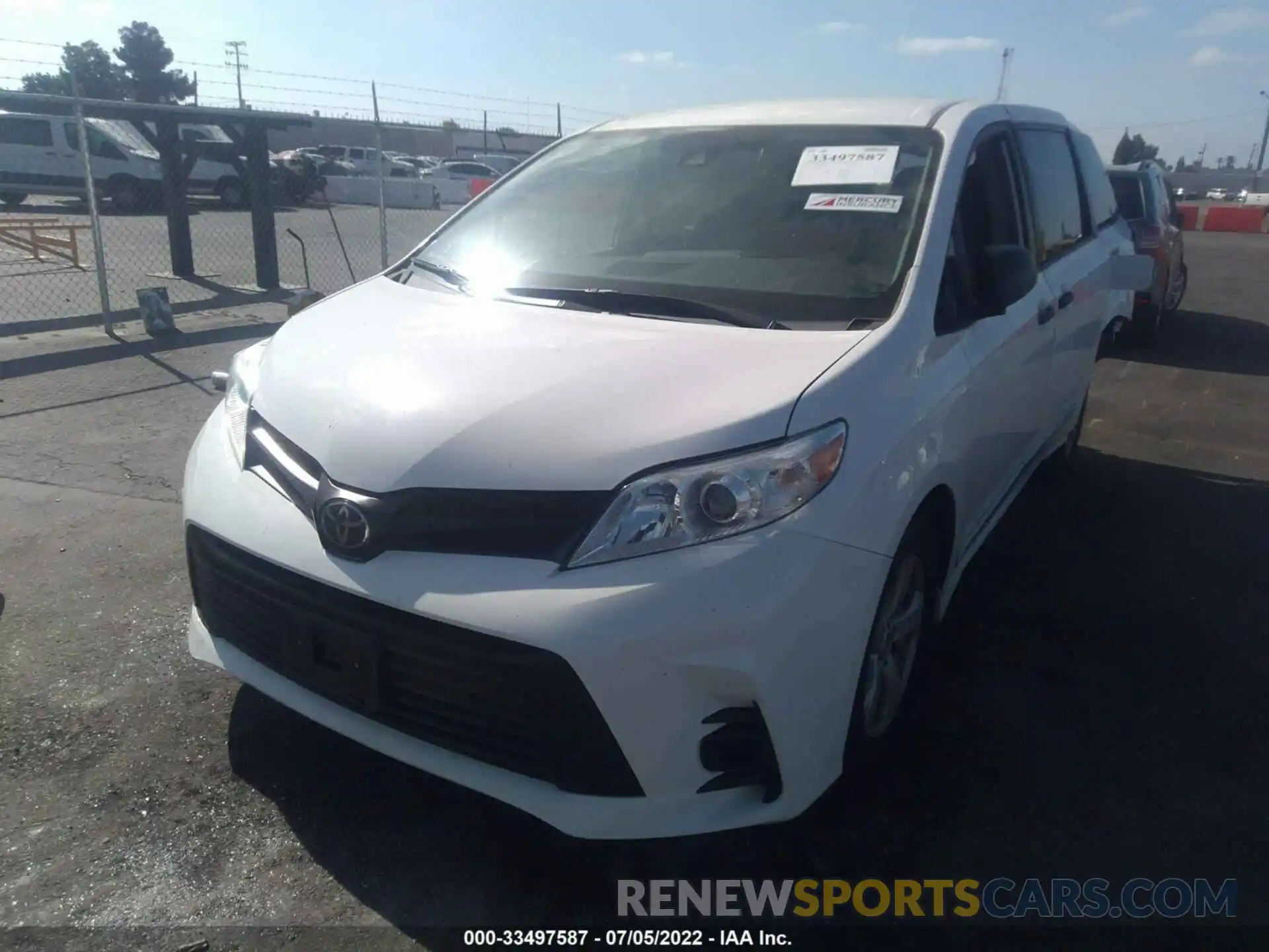 2 Photograph of a damaged car 5TDZZ3DC6KS020577 TOYOTA SIENNA 2019