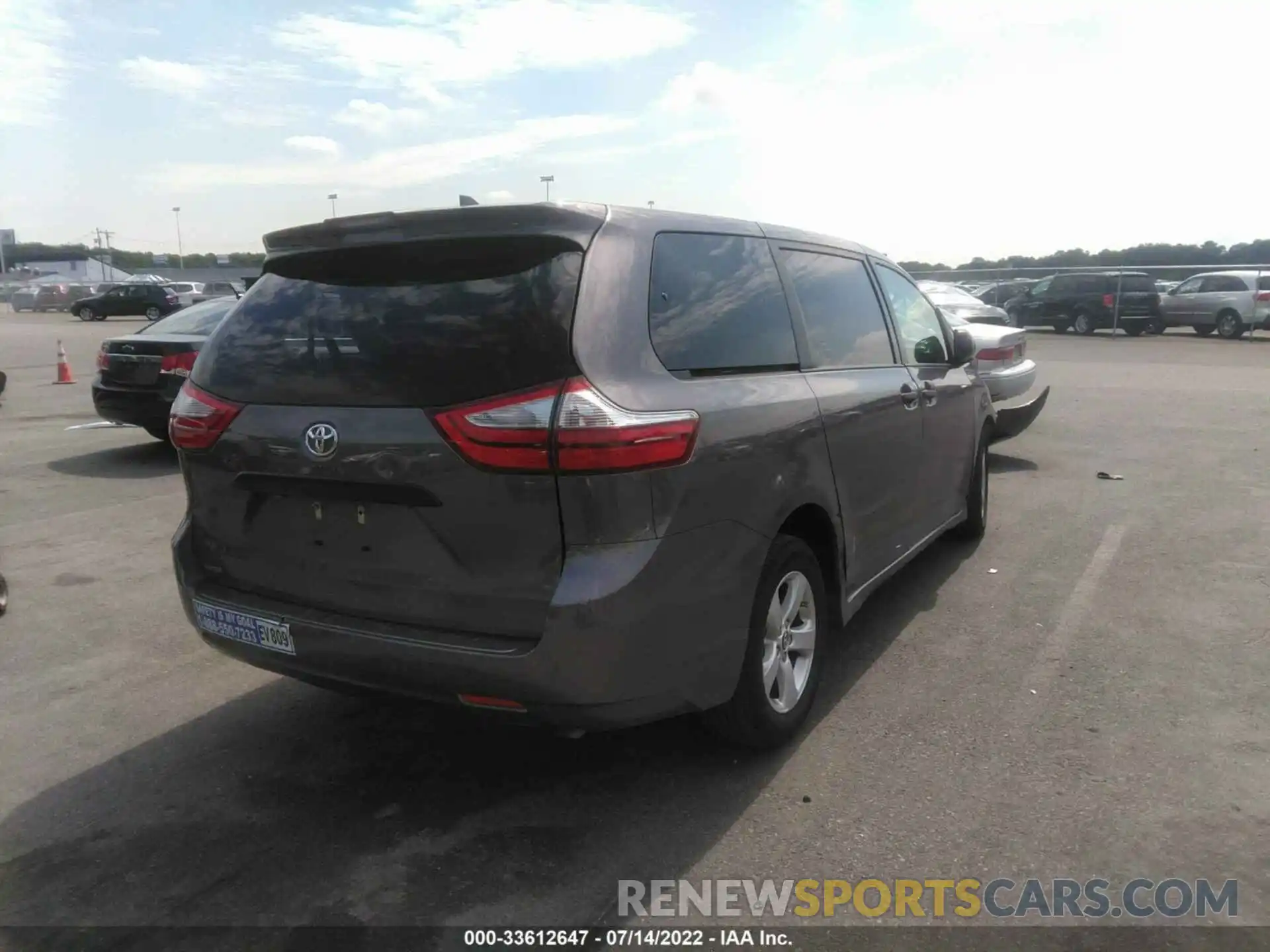 4 Photograph of a damaged car 5TDZZ3DC8KS006924 TOYOTA SIENNA 2019