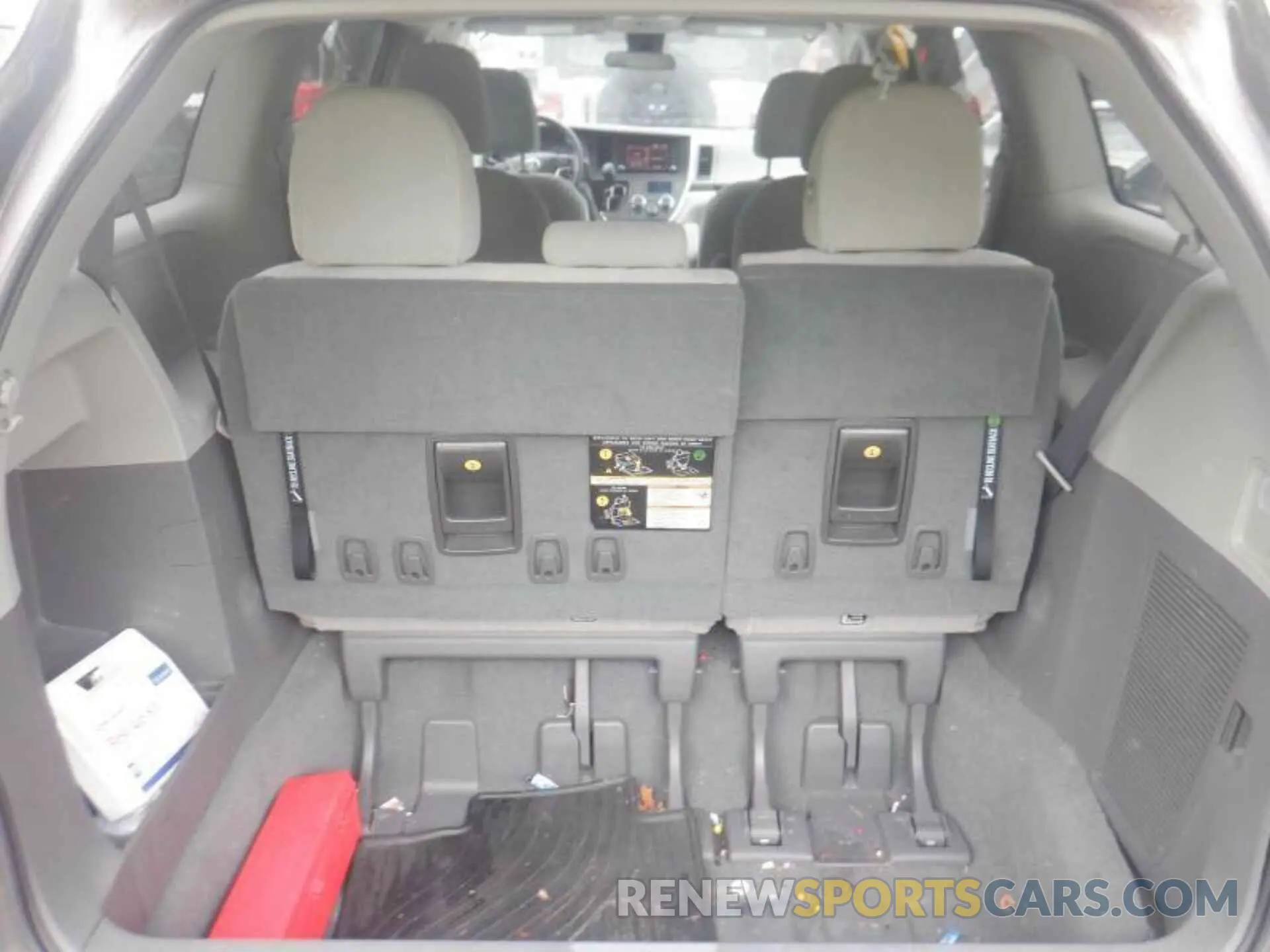 10 Photograph of a damaged car 5TDZZ3DC8KS995386 TOYOTA SIENNA 2019