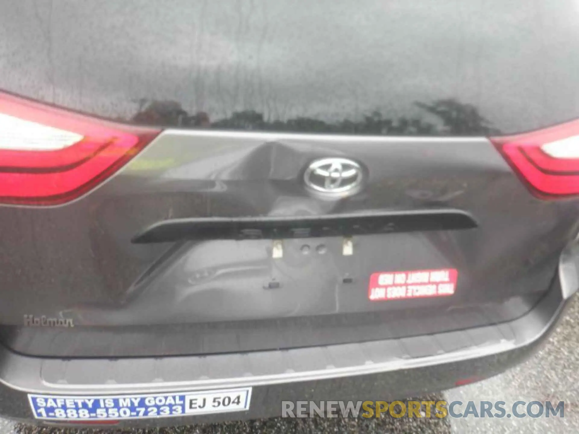 11 Photograph of a damaged car 5TDZZ3DC8KS995386 TOYOTA SIENNA 2019