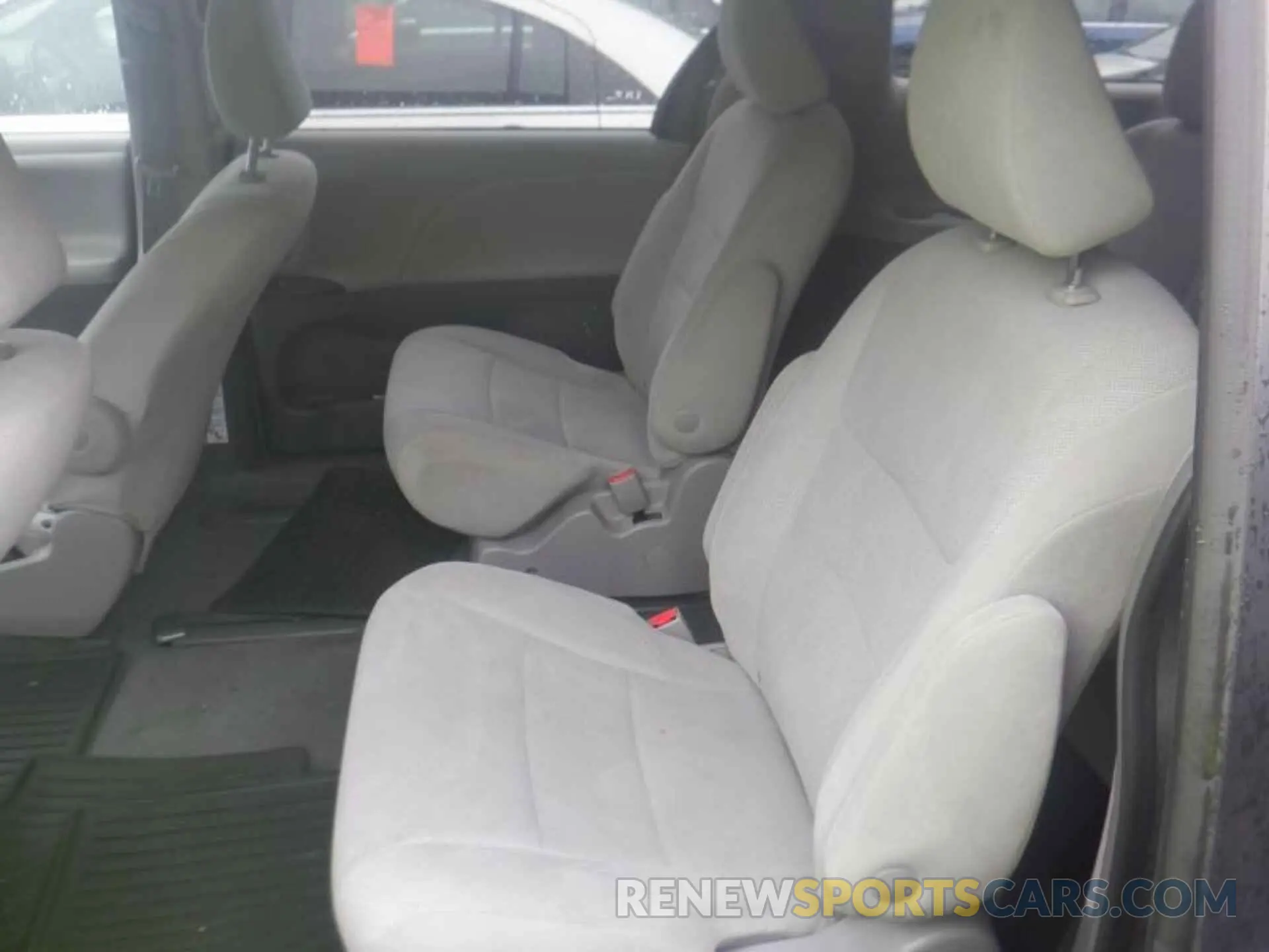 14 Photograph of a damaged car 5TDZZ3DC8KS995386 TOYOTA SIENNA 2019