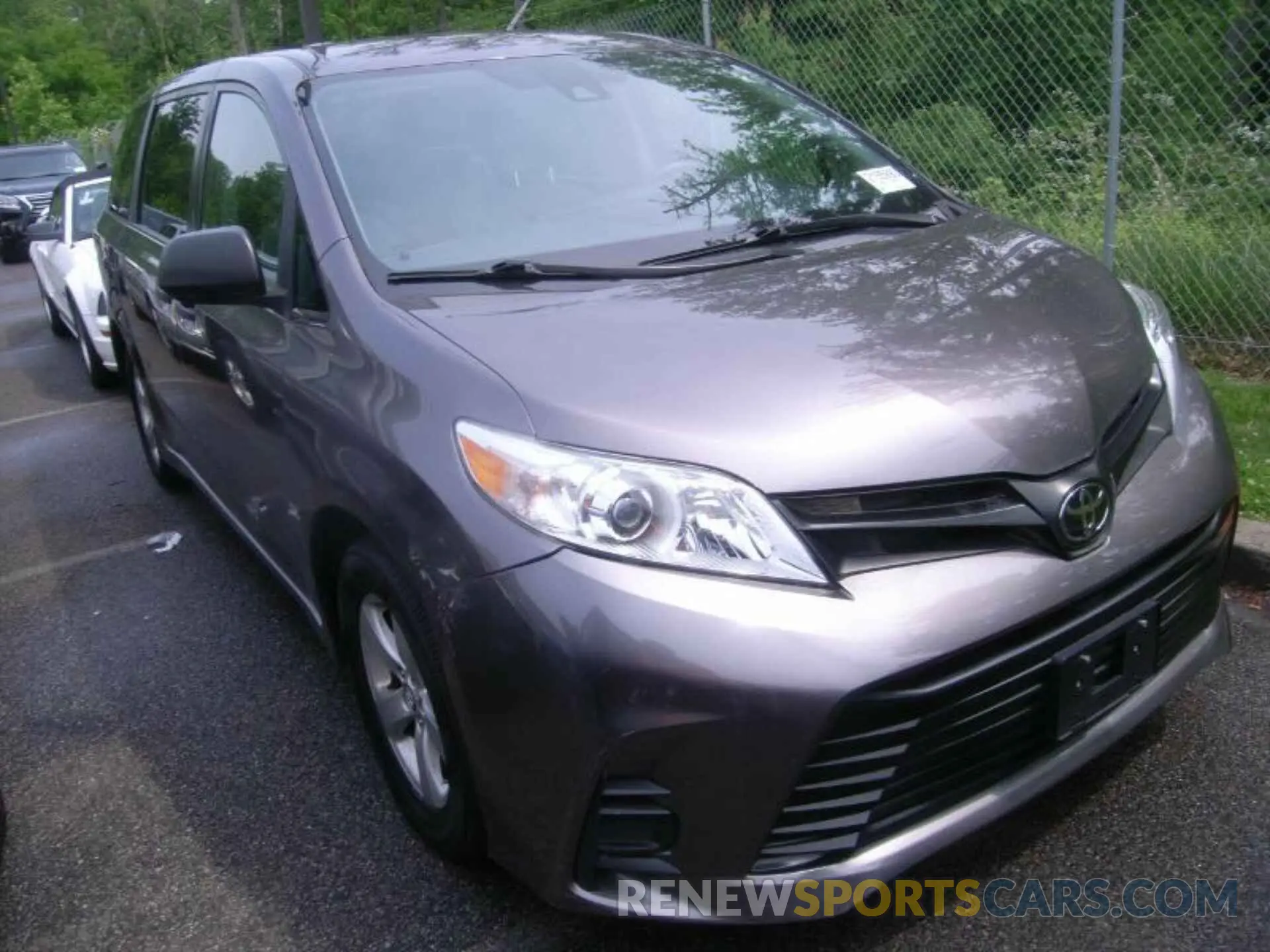 19 Photograph of a damaged car 5TDZZ3DC8KS995386 TOYOTA SIENNA 2019