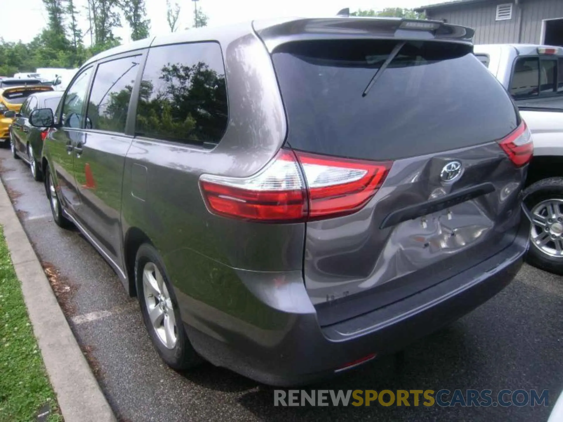 4 Photograph of a damaged car 5TDZZ3DC8KS995386 TOYOTA SIENNA 2019