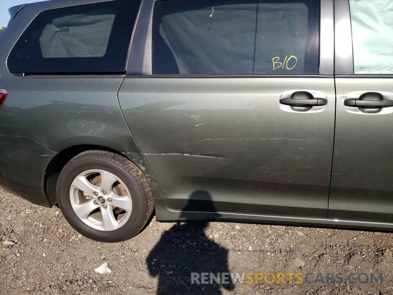 9 Photograph of a damaged car 5TDZZ3DCXKS007170 TOYOTA SIENNA 2019