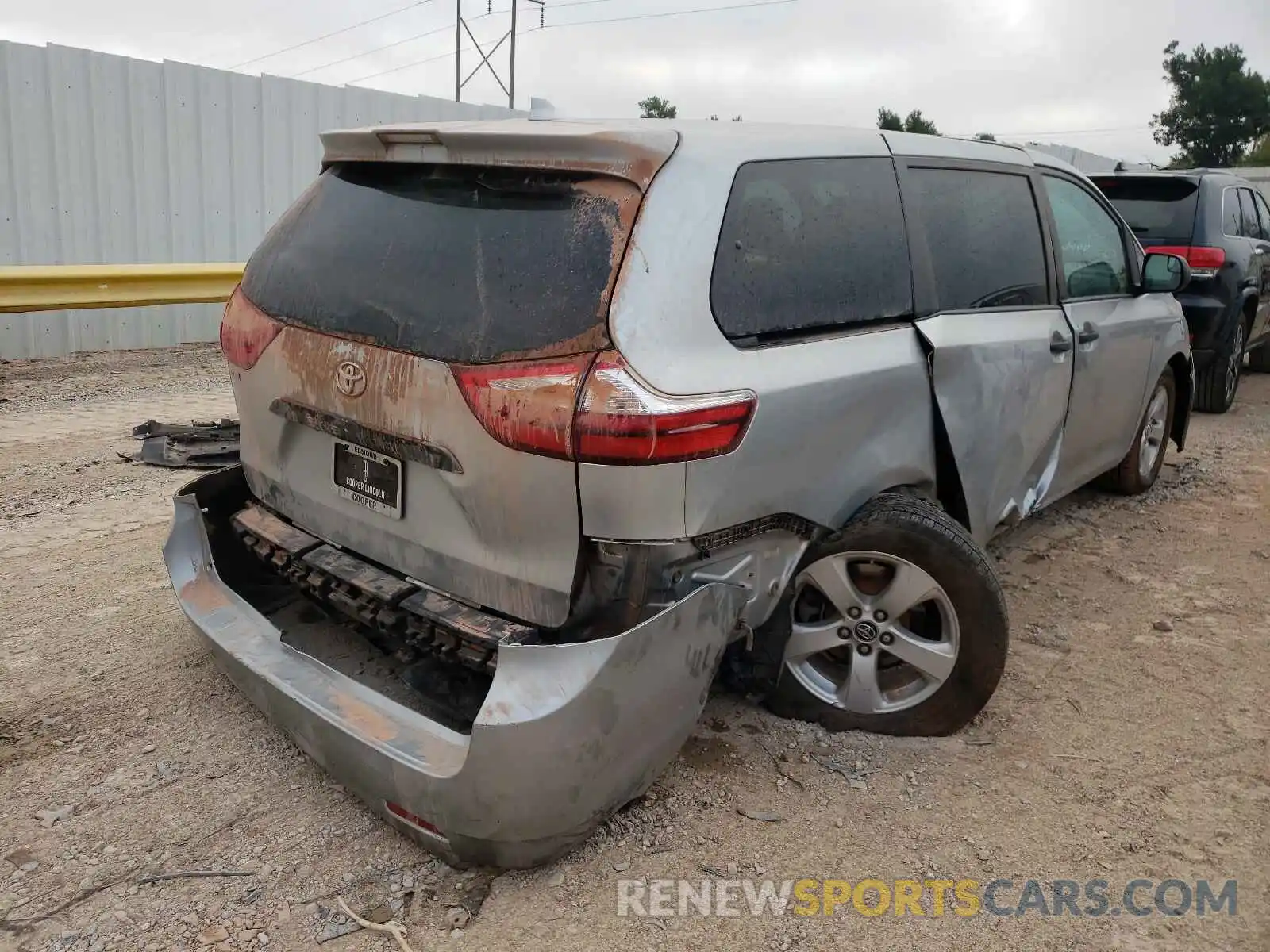 4 Photograph of a damaged car 5TDZZ3DCXKS970683 TOYOTA SIENNA 2019