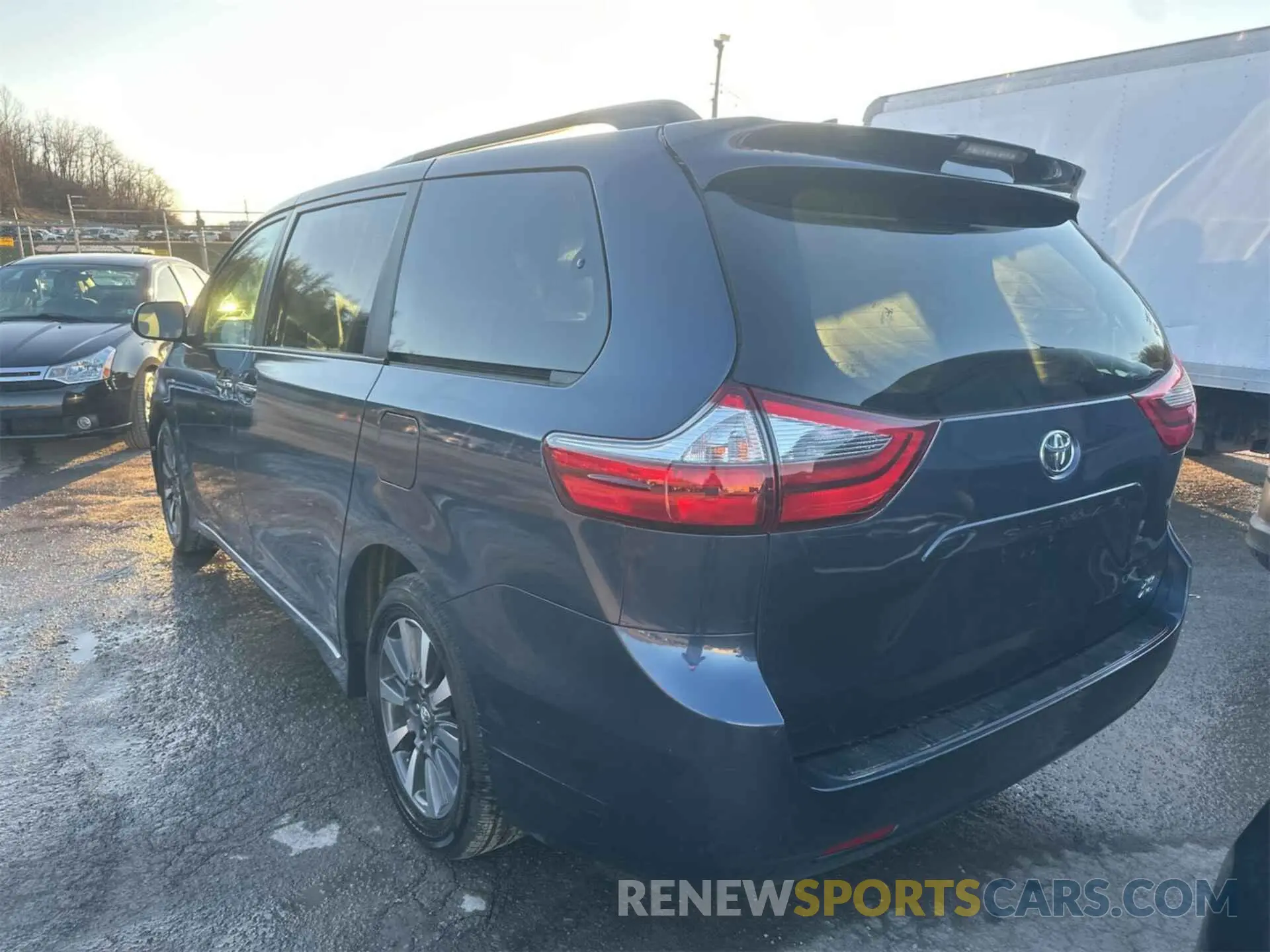 17 Photograph of a damaged car 5TDDZ3DC1LS230256 TOYOTA SIENNA 2020